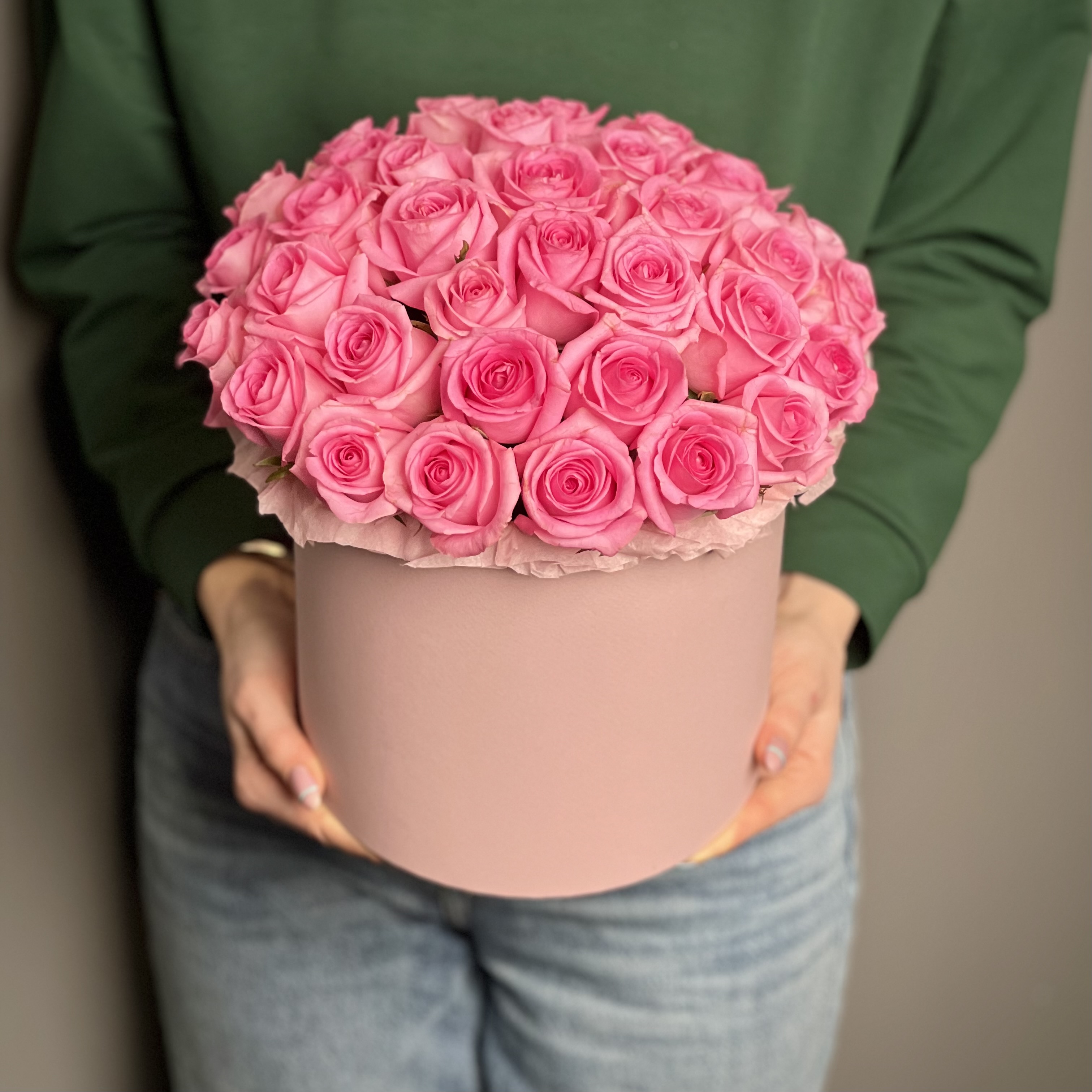 Цветы в коробке Розовые розы в шляпной коробке L