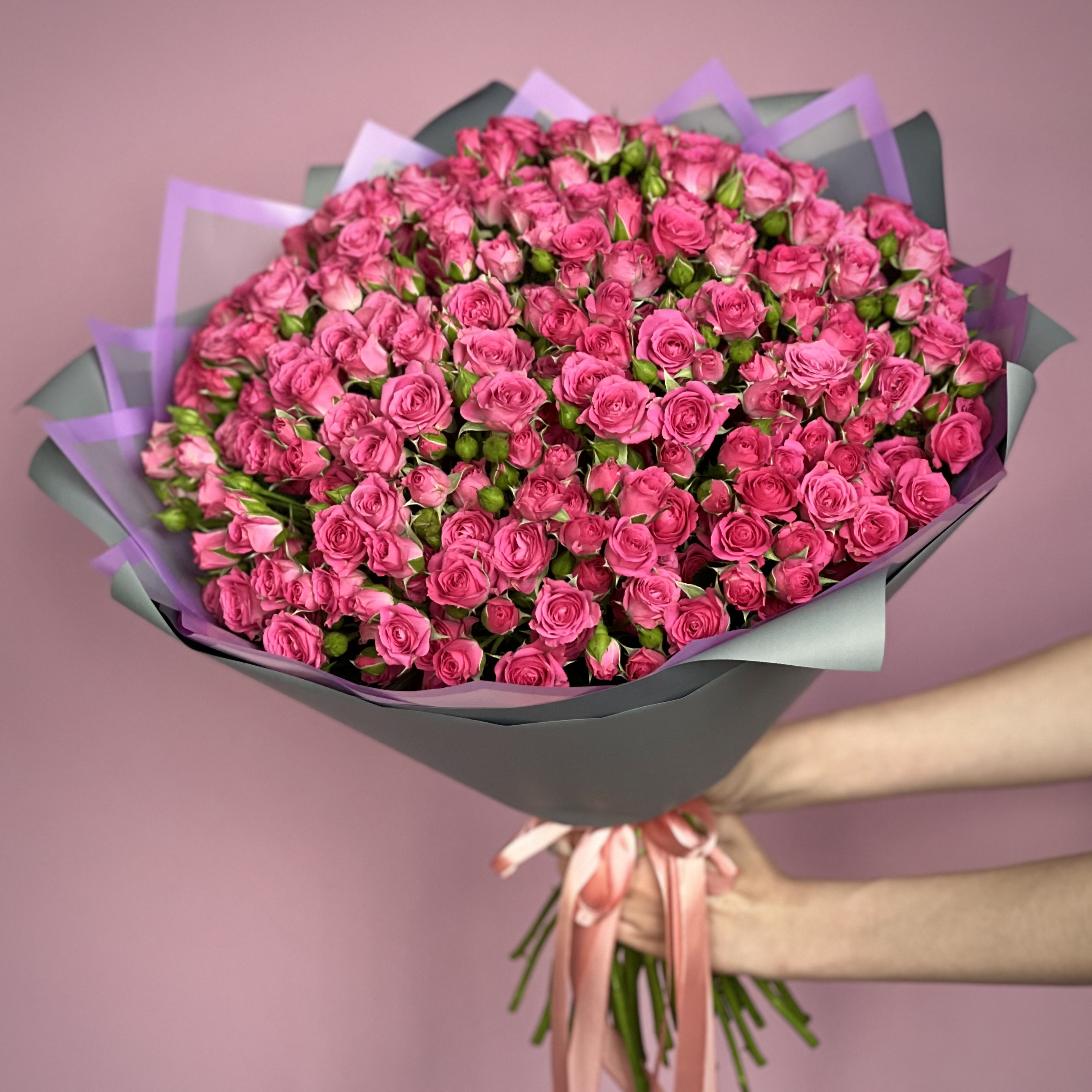Кустовая роза Букет из 51 кустовой малиновой розы