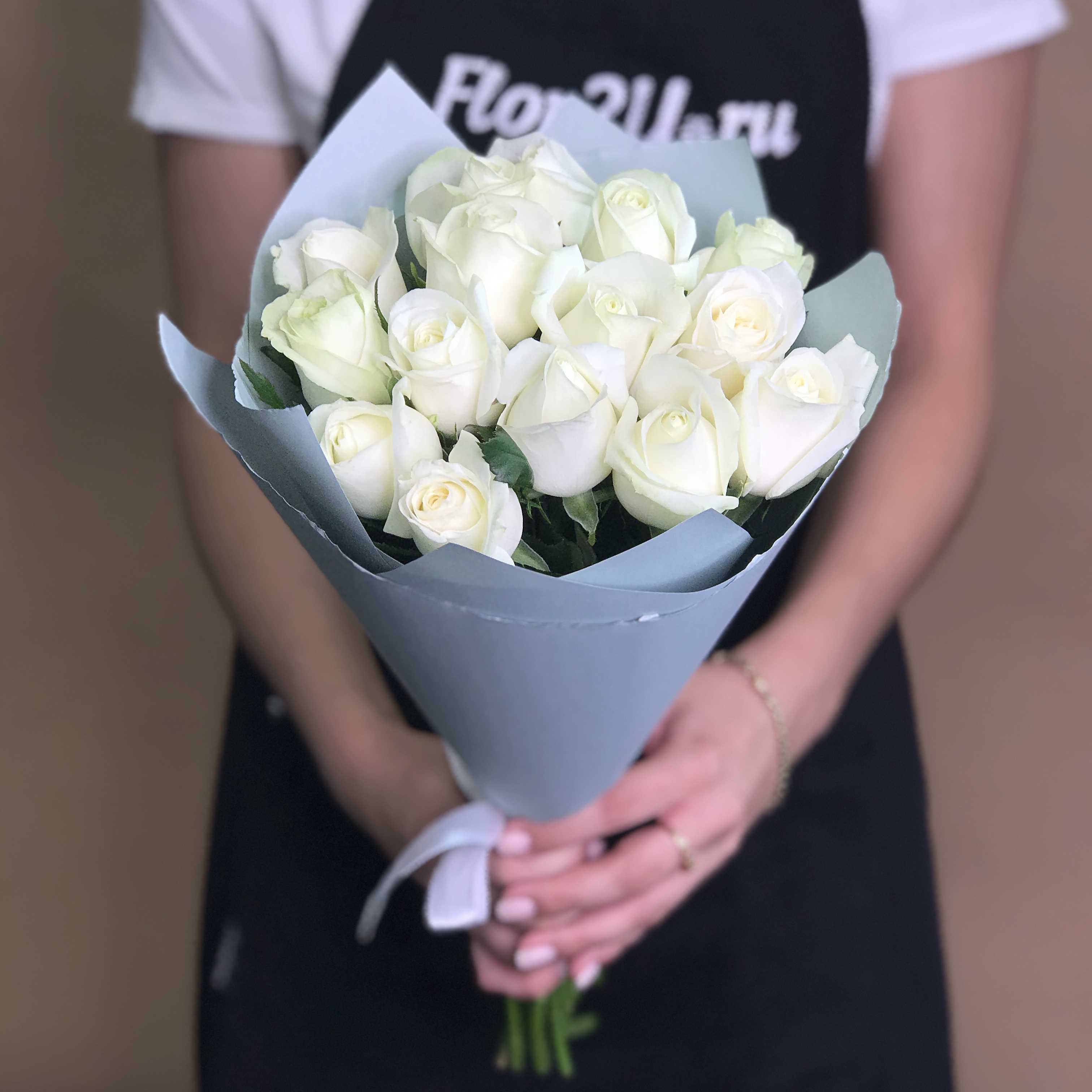 Букет из 15 белых роз (40 см) букет из 15 белых кустовых роз кения 40 см