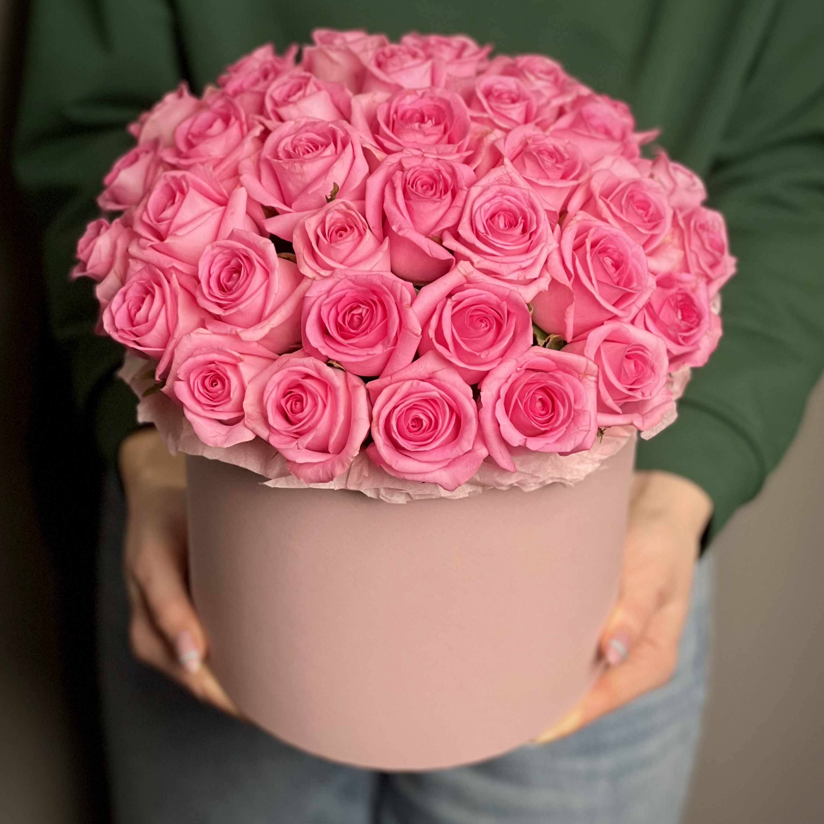 Розовые розы в шляпной коробке L конструктор букет цветов jaki plante розы розовые jk2687