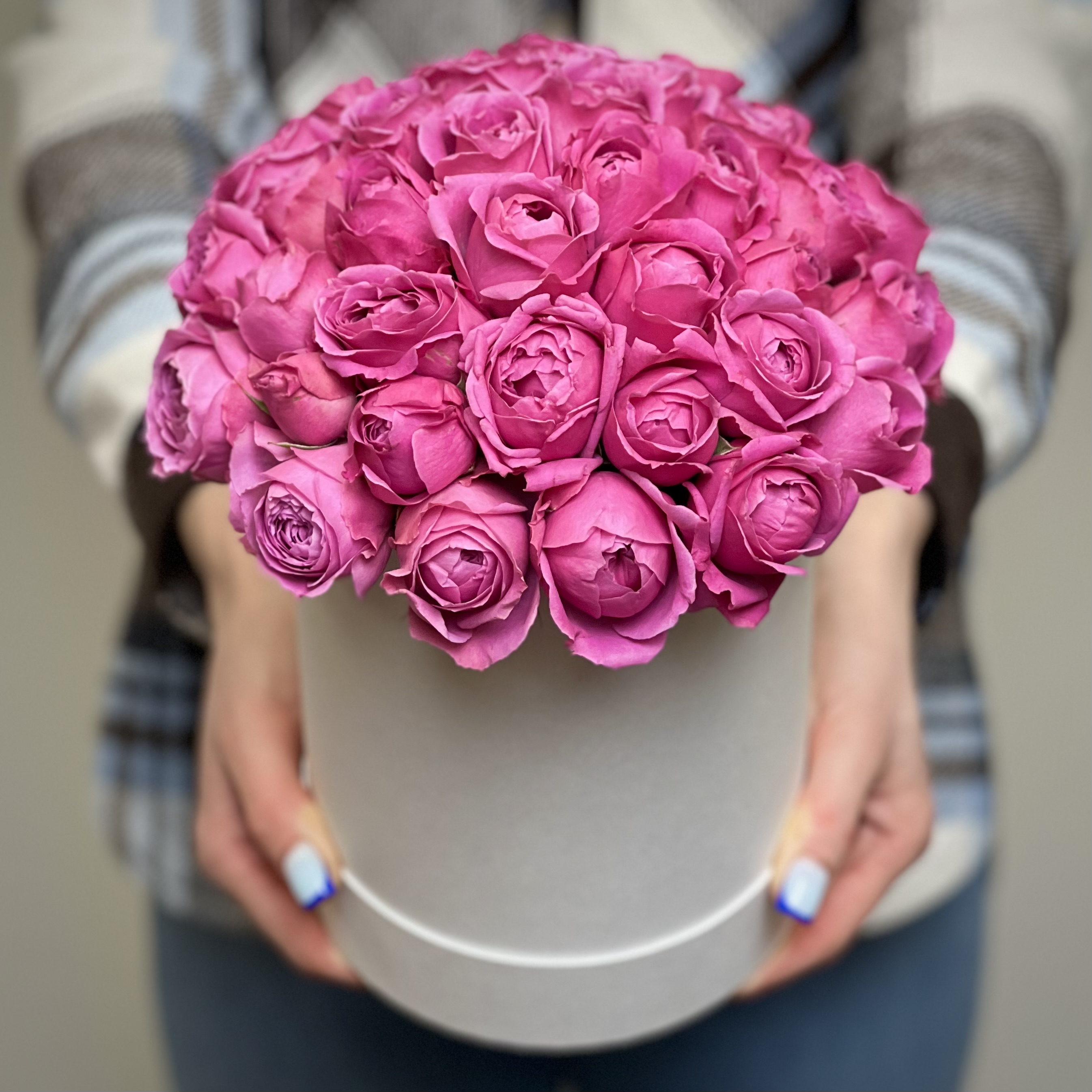 Малиновые кустовые пионовидные розы в коробке М малиновые кустовые пионовидные розы в корзине l