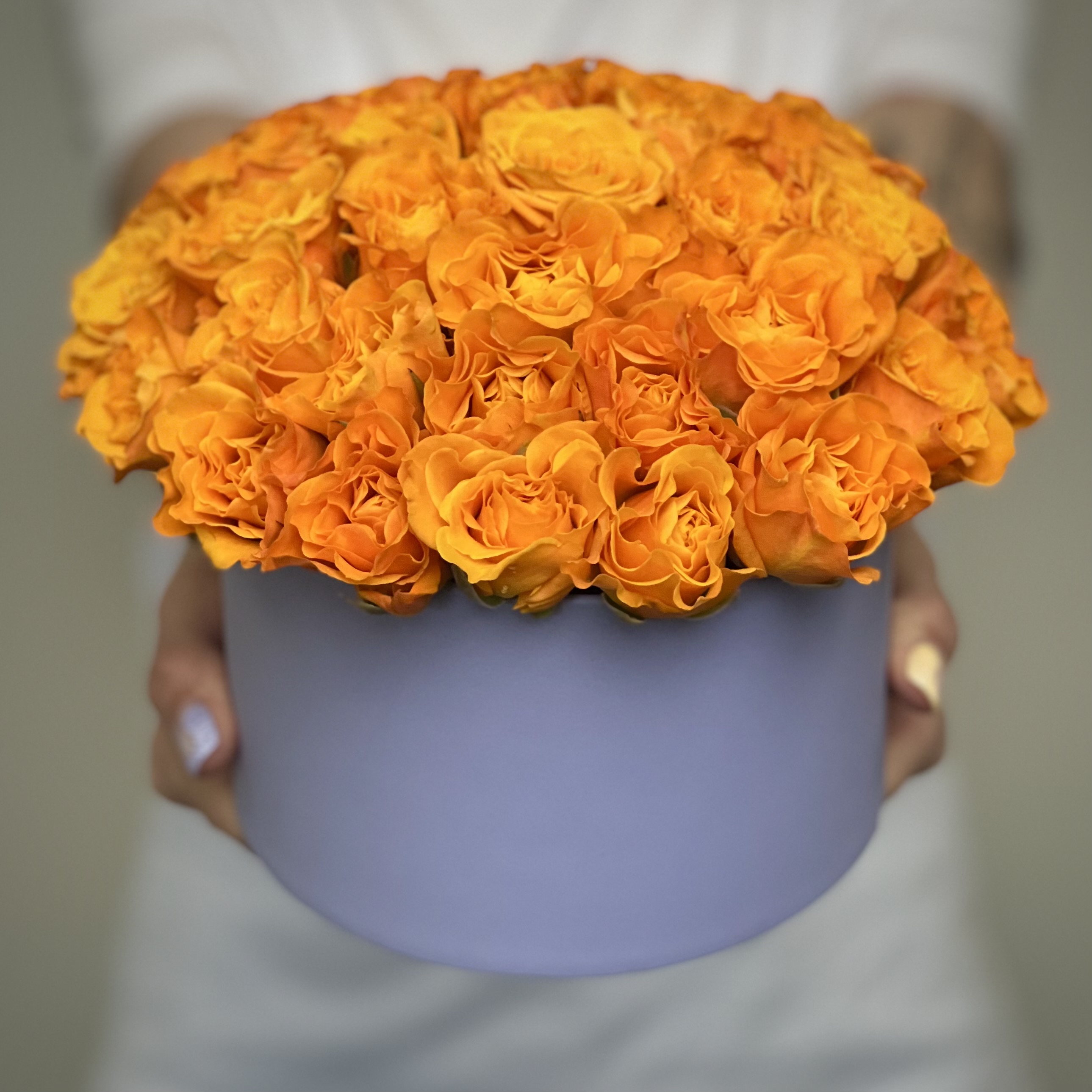 Оранжевые розы в шляпной коробке S букет искусственный розы оранжевые 40 см