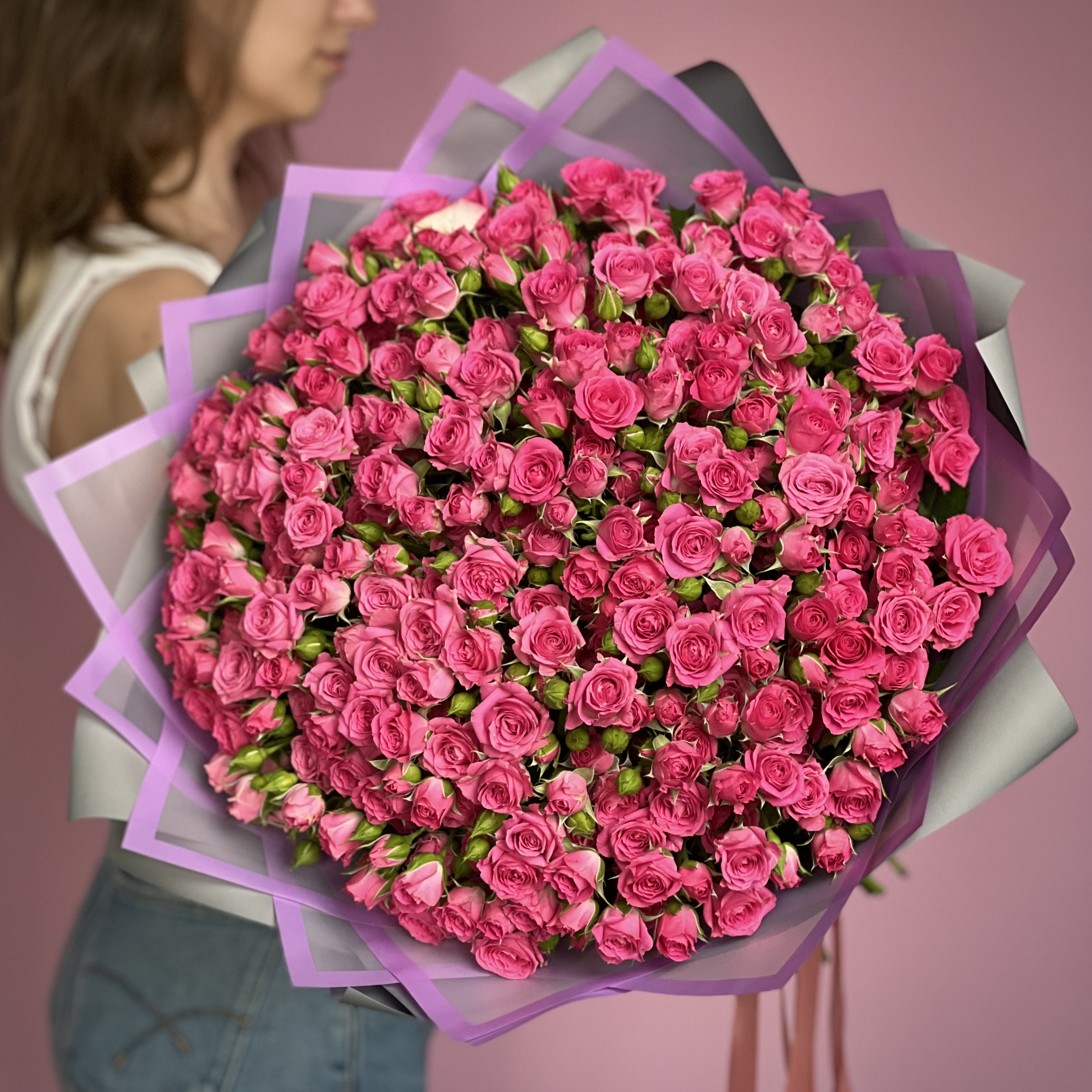 букет из 51 кустовой розовой розы Букет из 51 кустовой малиновой розы