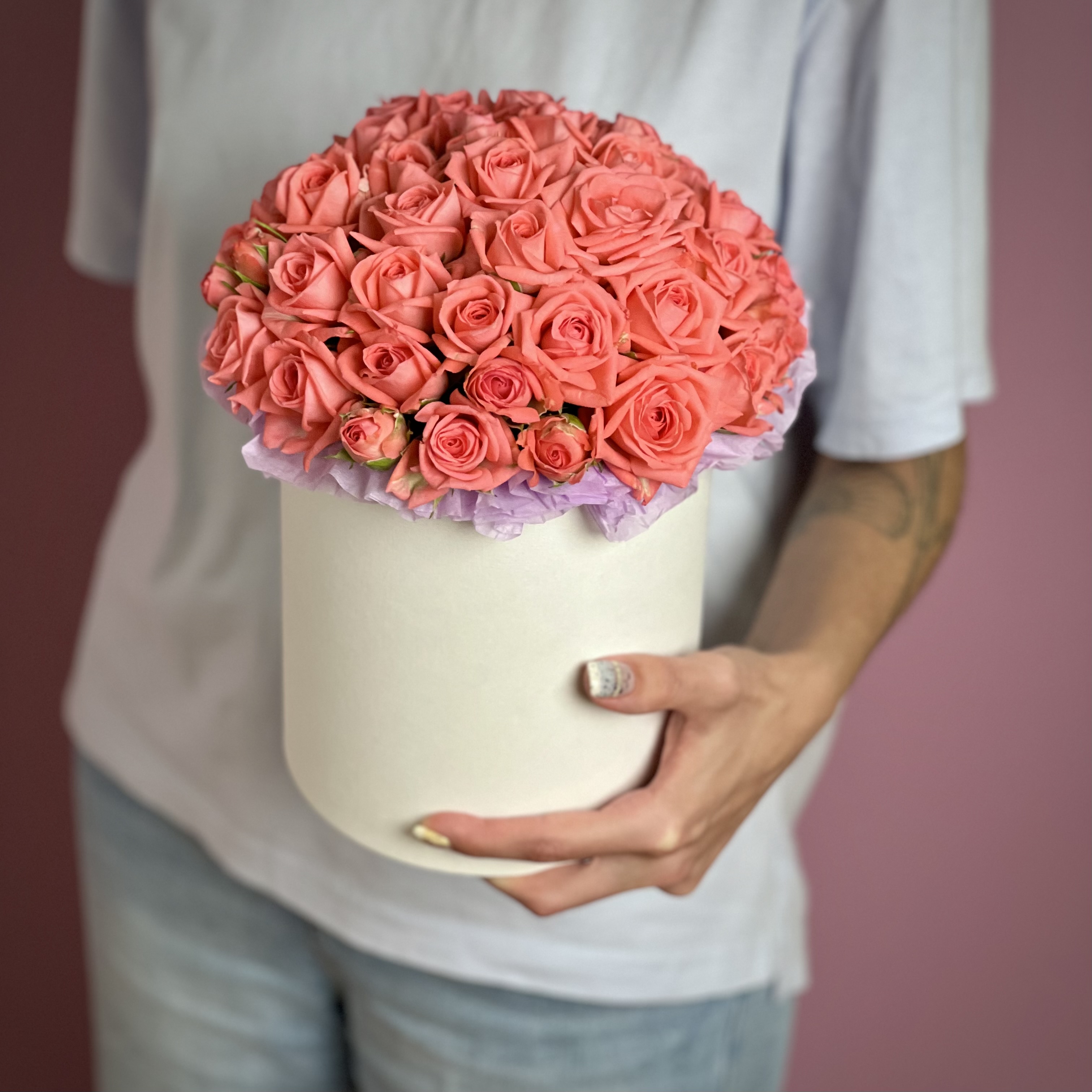 Цветы в коробке Коралловые кустовые розы в коробке М