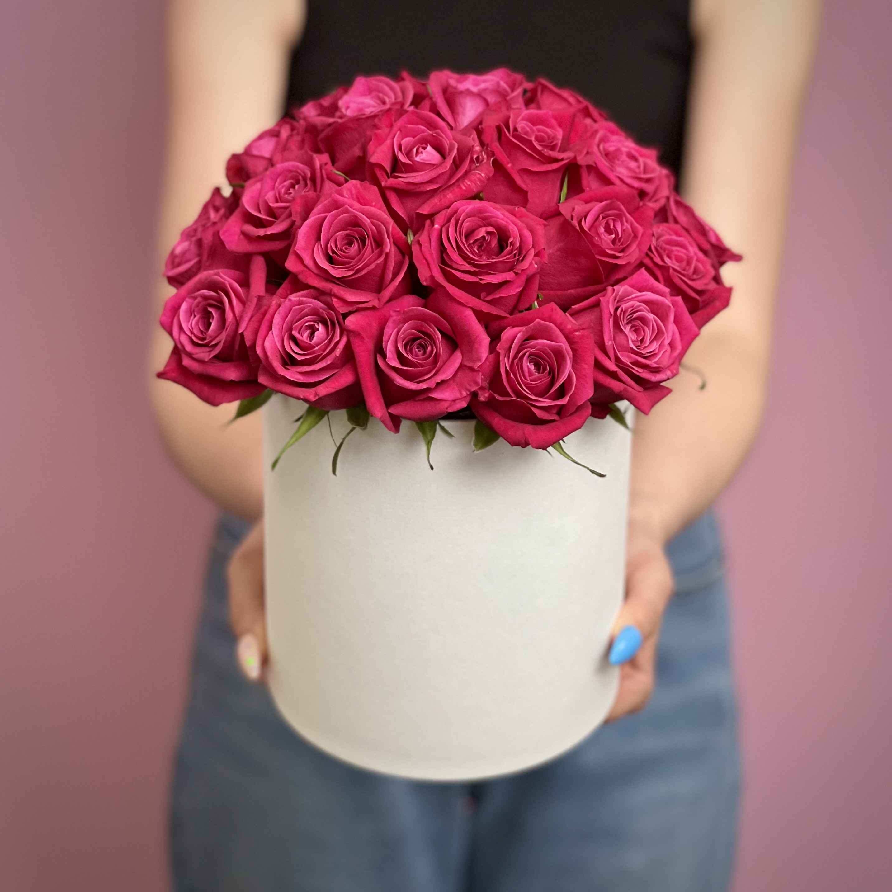 цена Малиновые розы в шляпной коробке М