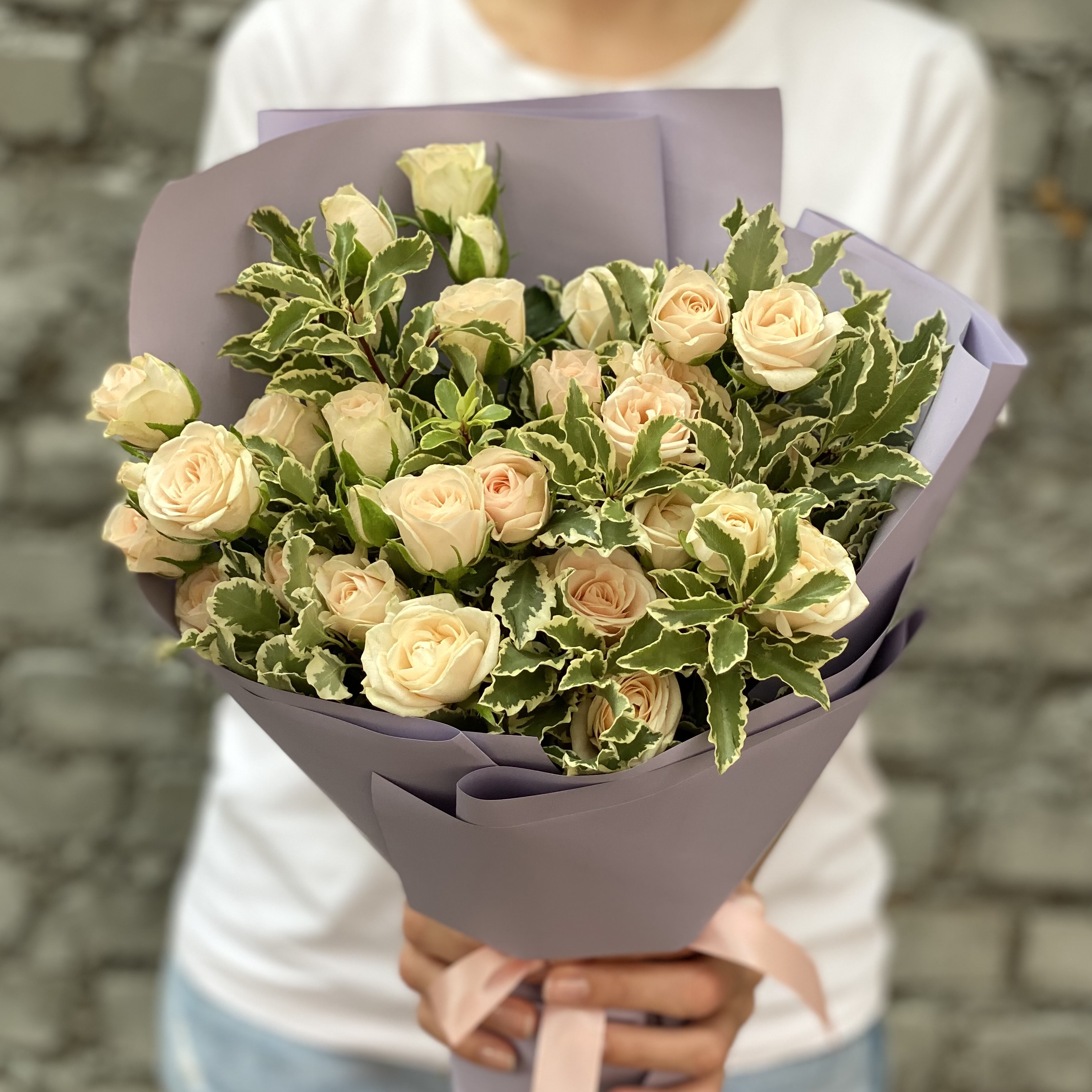 Букет из 7 кремовых кустовых роз с зеленью букет из 7 нежных кустовых роз
