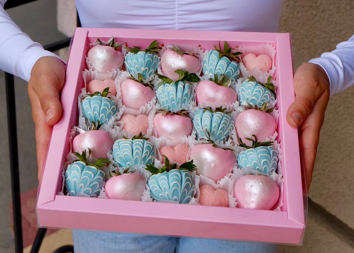 Для crm Коробка клубника в шоколаде с сердцем "Мгновение"