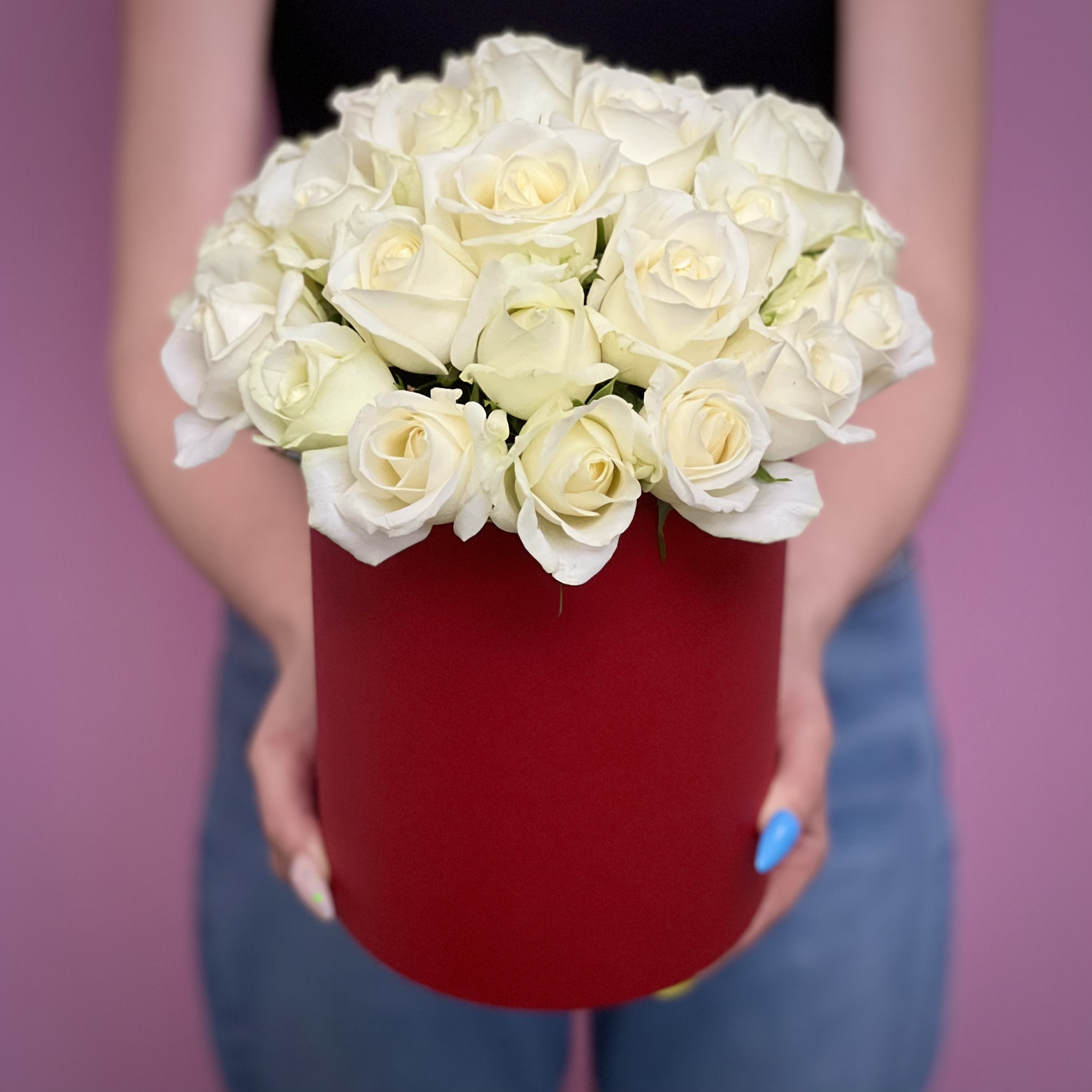 Белые розы в шляпной коробке M цена и фото