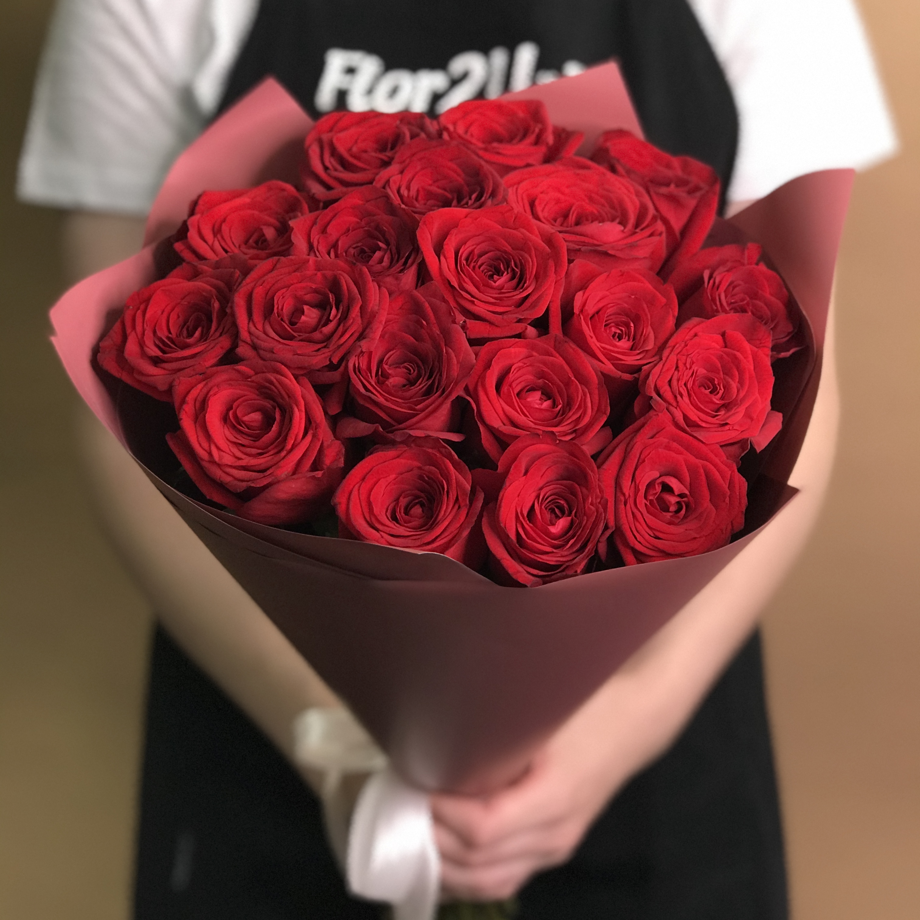 Букет из 19 красных роз (40 см) букет из 19 красных одноголовых пионовидных роз red piano 40 см с эвкалиптом в кремовой пленке