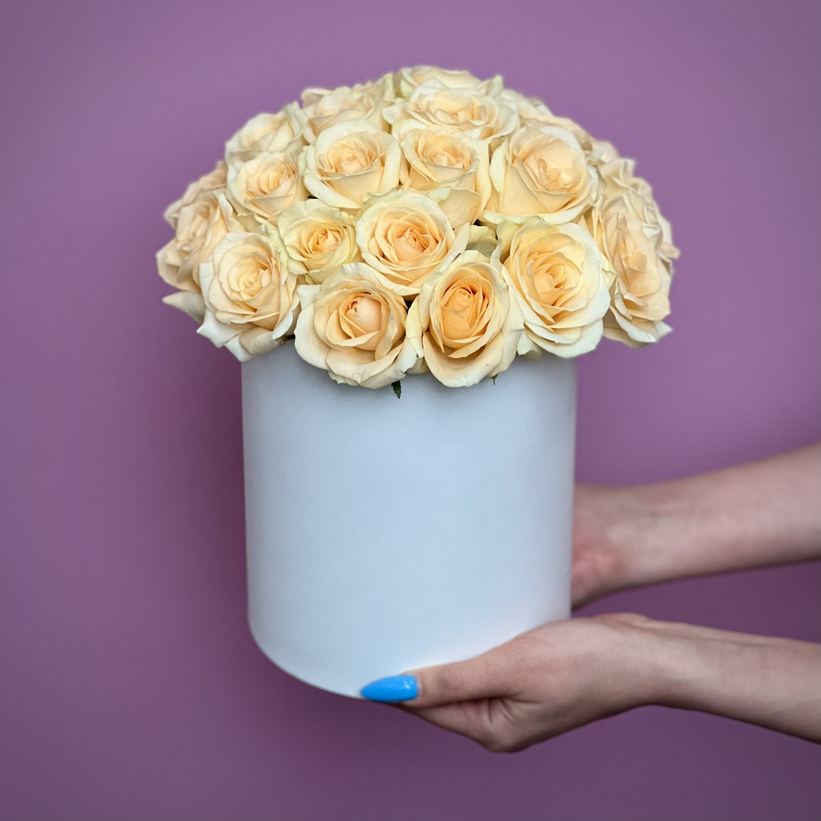 Цветы в коробке Кремовые розы в шляпной коробке М