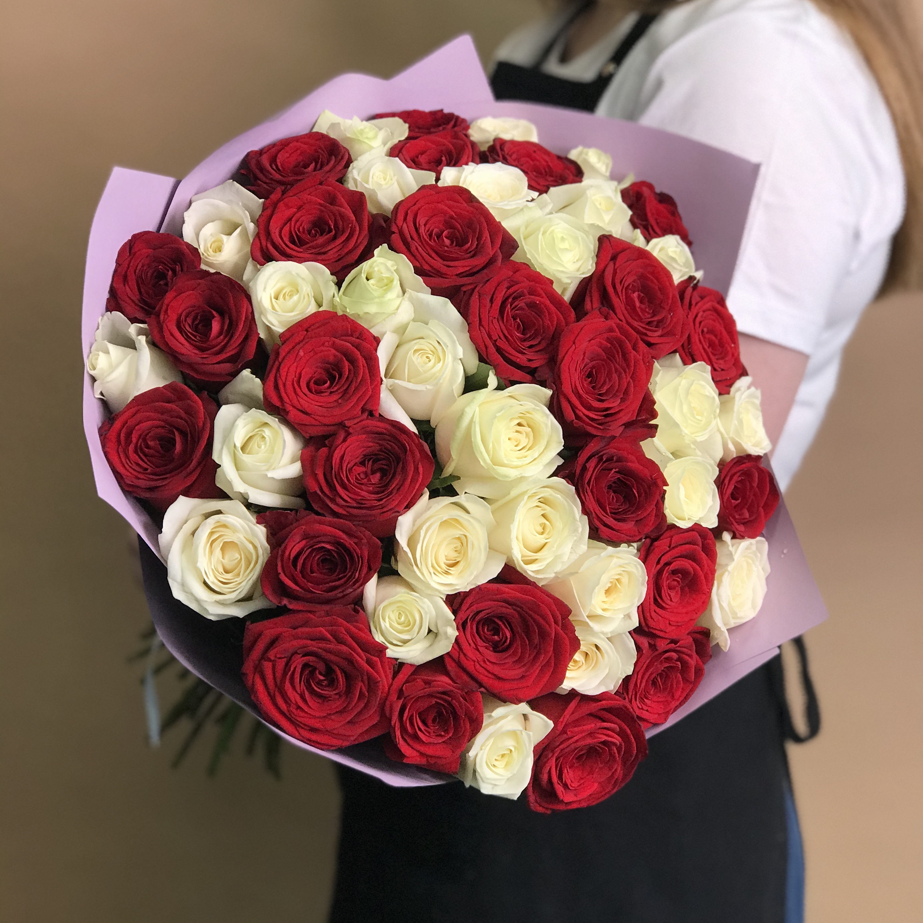 Розы Букет из красных и белых роз 51 шт. (60 см)