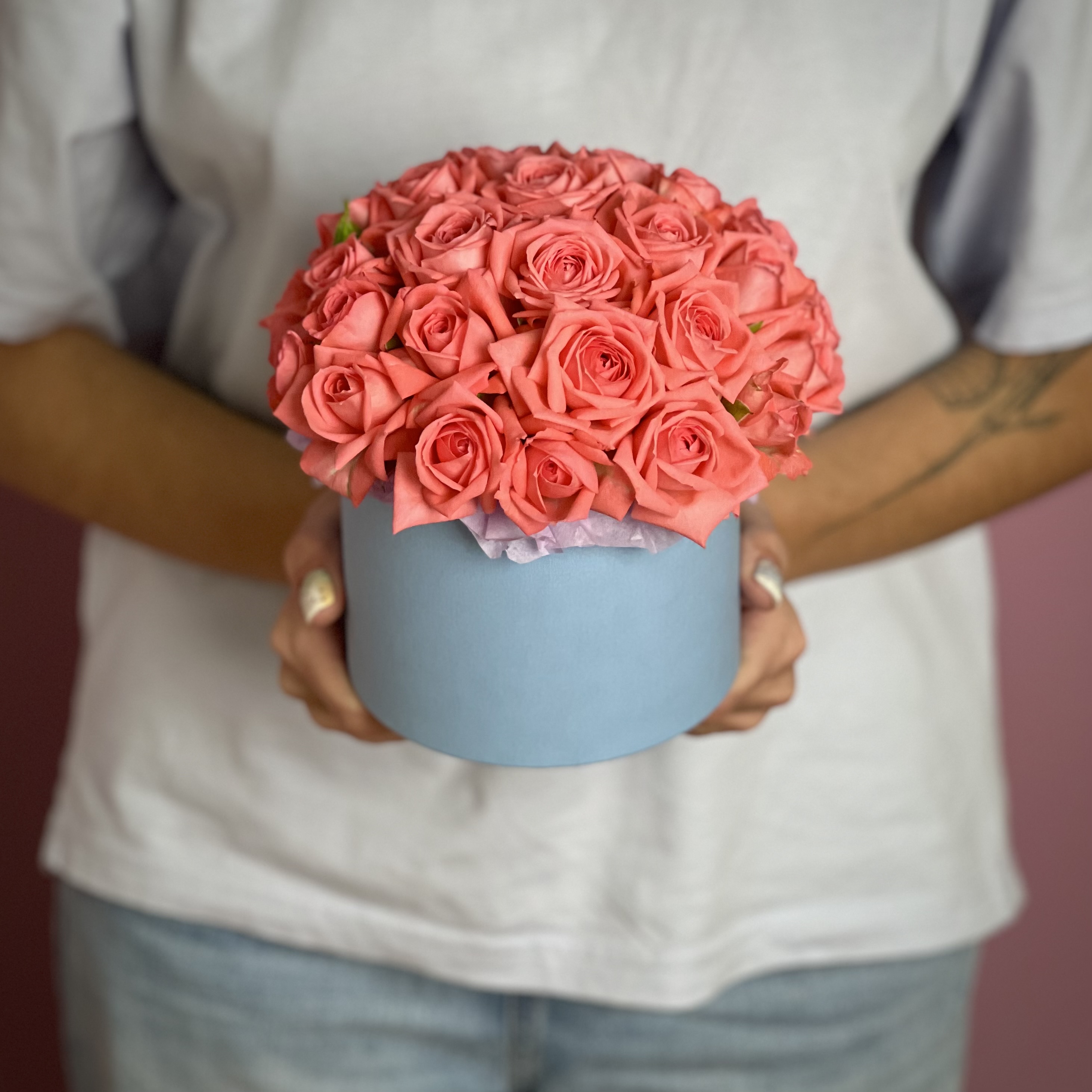 Цветы в коробке Коралловые кустовые розы в шляпной коробке XS