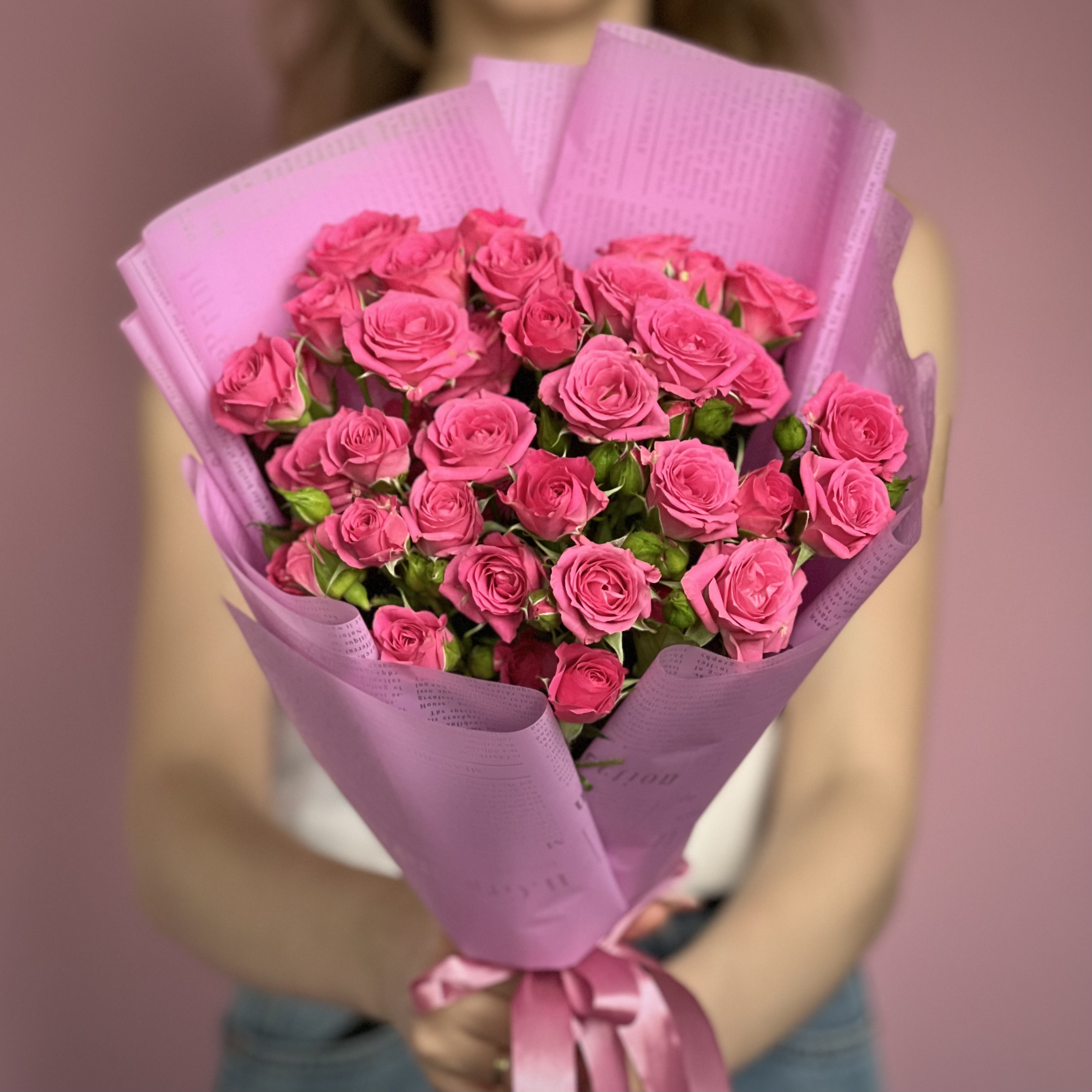 Букет из 7 кустовых малиновых роз букет из 7 нежных кустовых роз