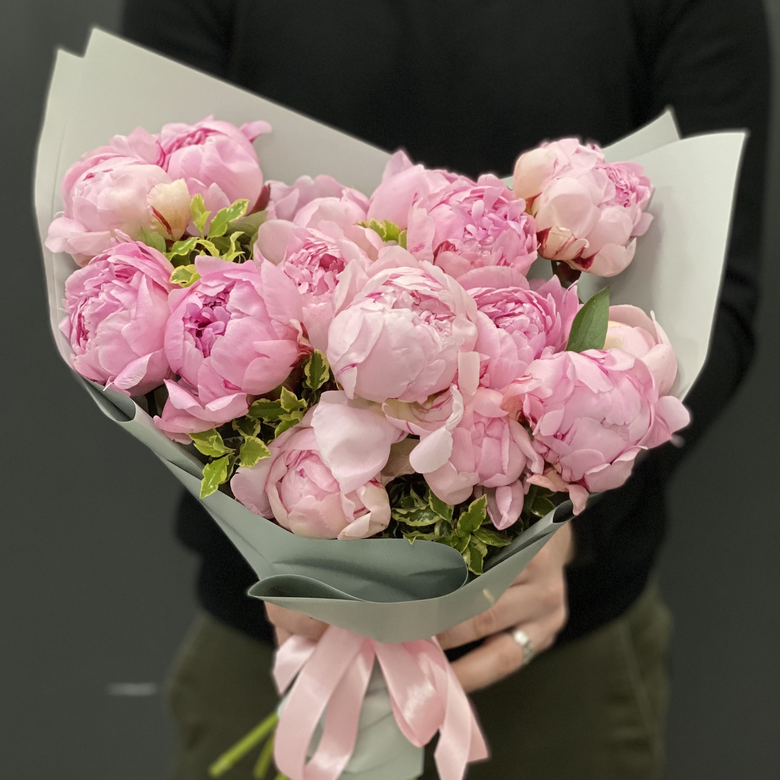 Пионы Букет из 15 розовых пионов с добавлением зелени