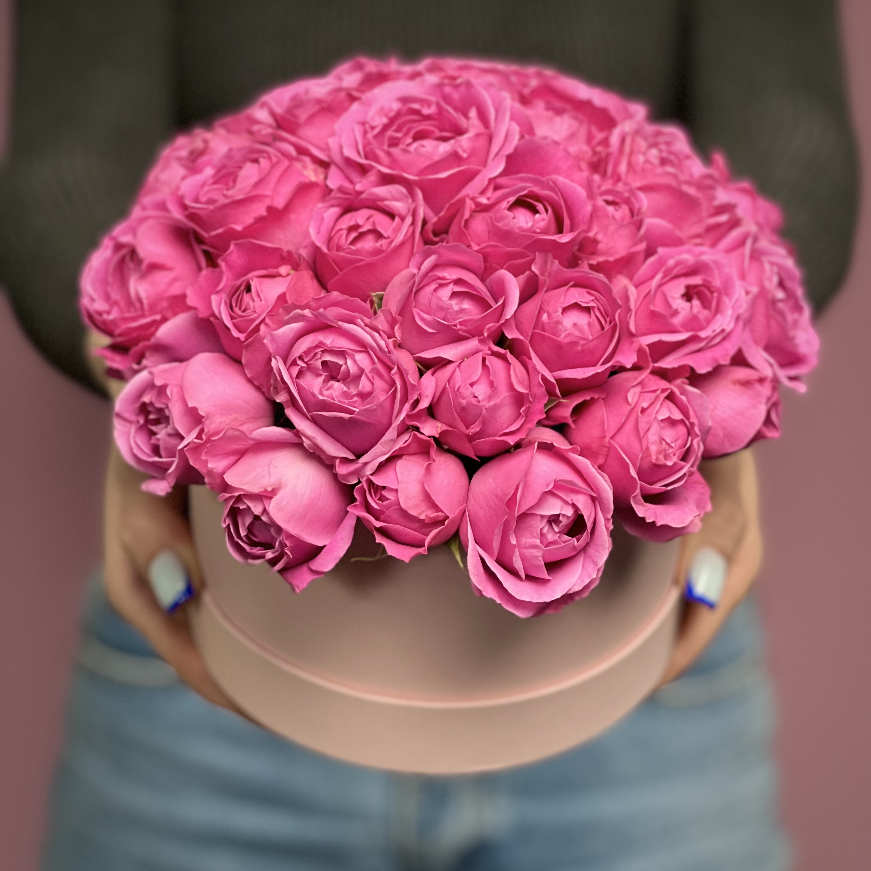 Малиновые кустовые пионовидные розы в коробке S