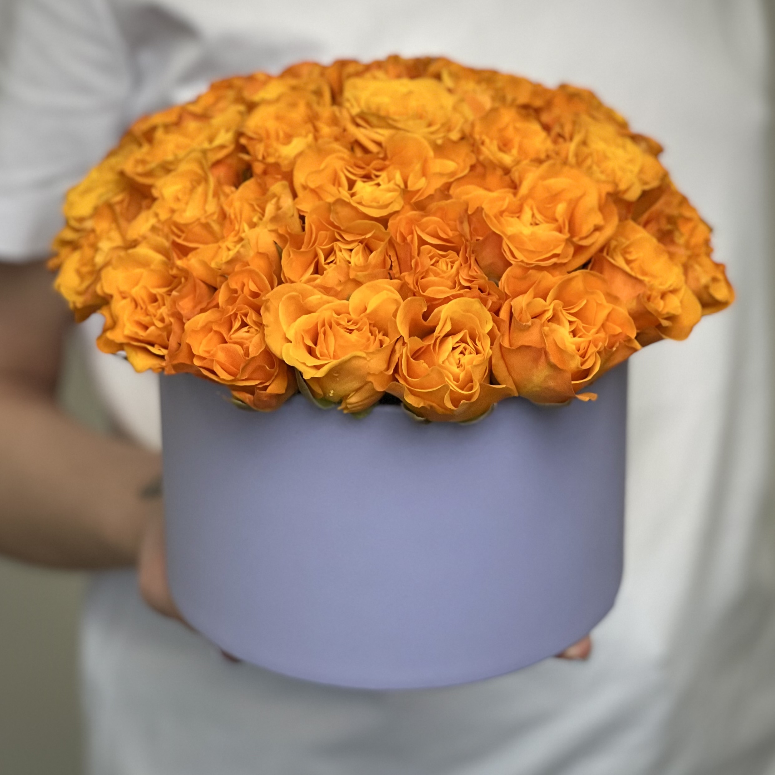 Букеты из роз Оранжевые розы в шляпной коробке S