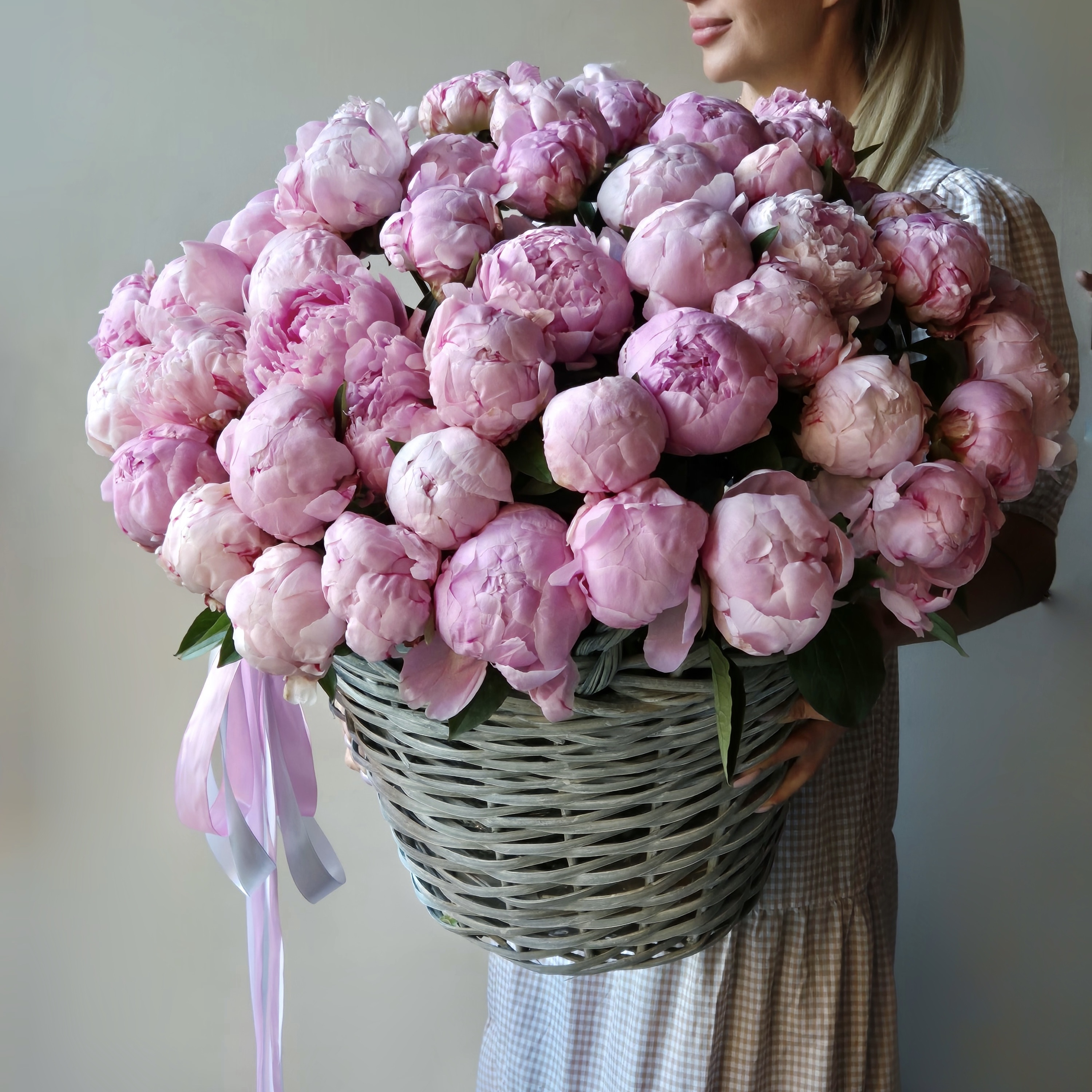 Пионы Цветы в корзине Сладкий вечер