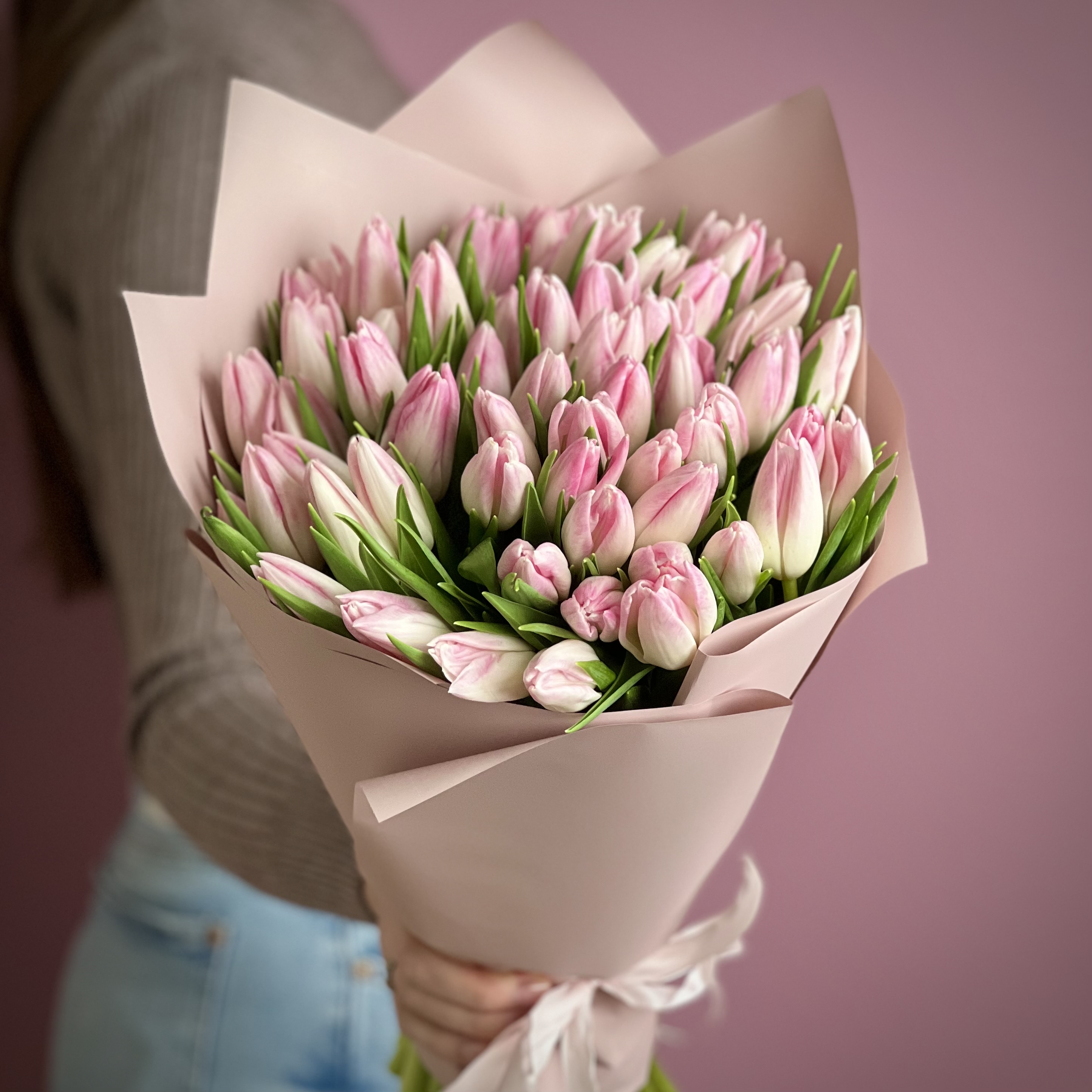 цена Букет из 55 розовых тюльпанов