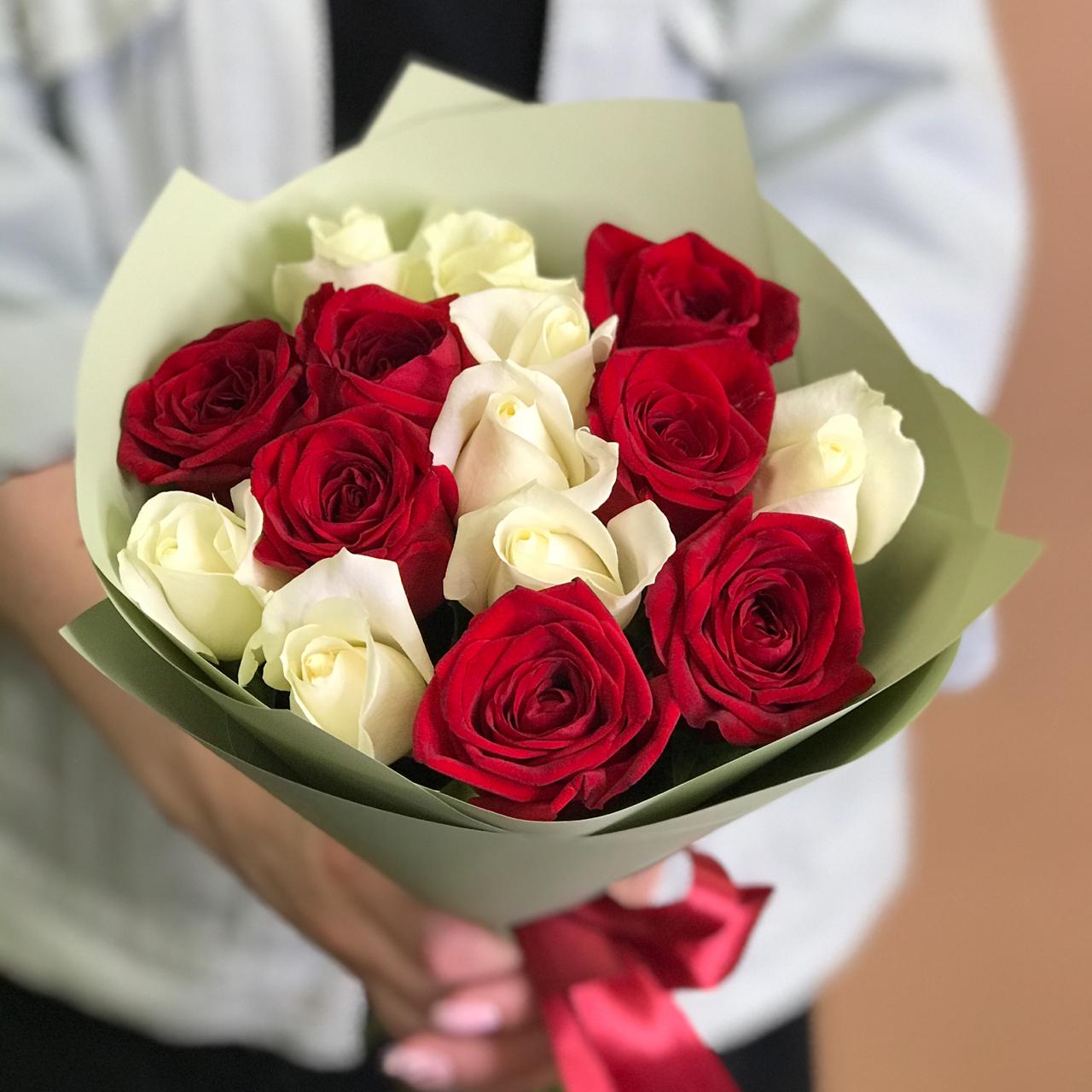 Букет из красных и белых роз 15 шт. (40 см) 75 красных и белых роз кения 40 см