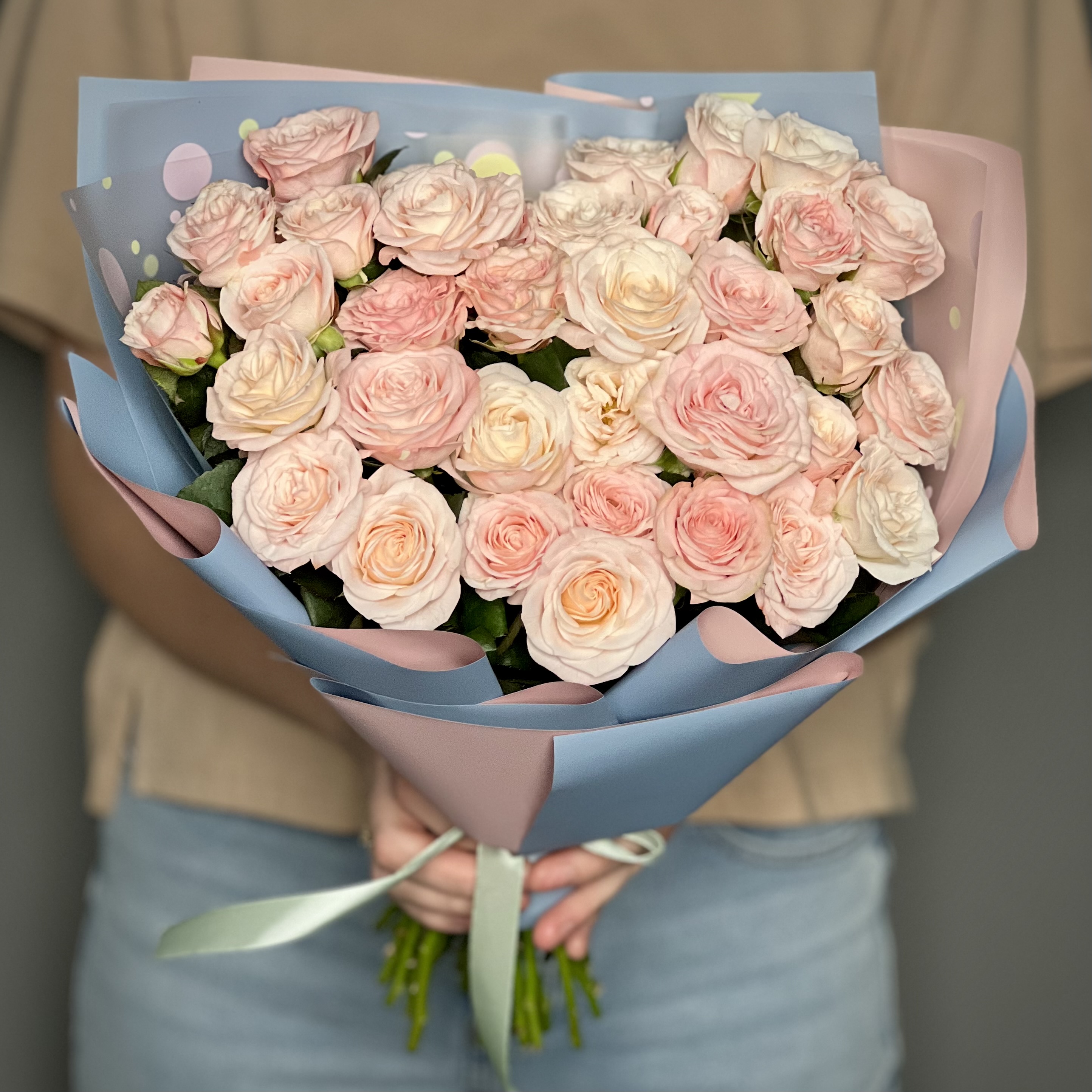 Кустовая роза Букет из 17 розовых кустовых пионовидных роз