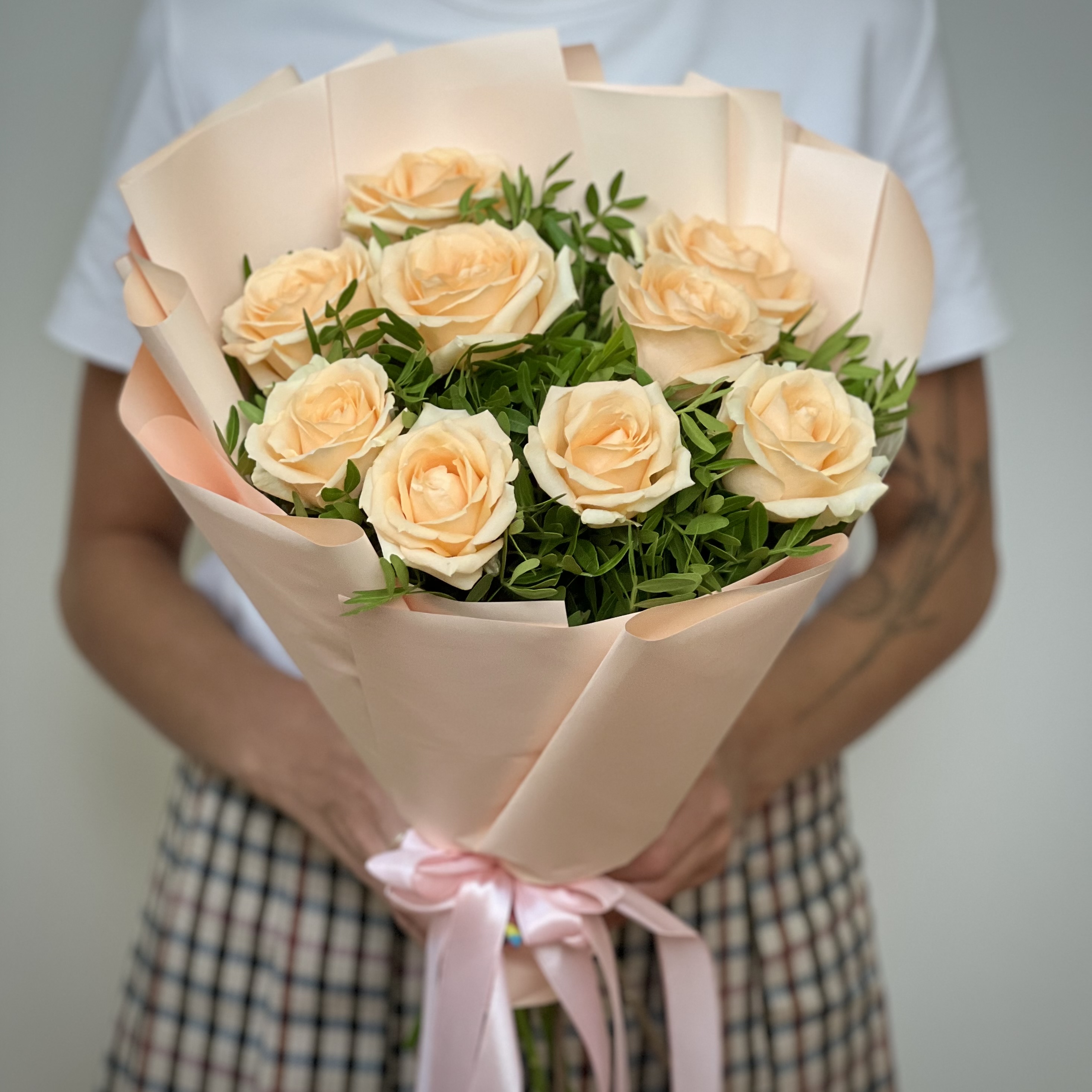 Букеты из роз Букет из 9 кремовых роз с зеленью