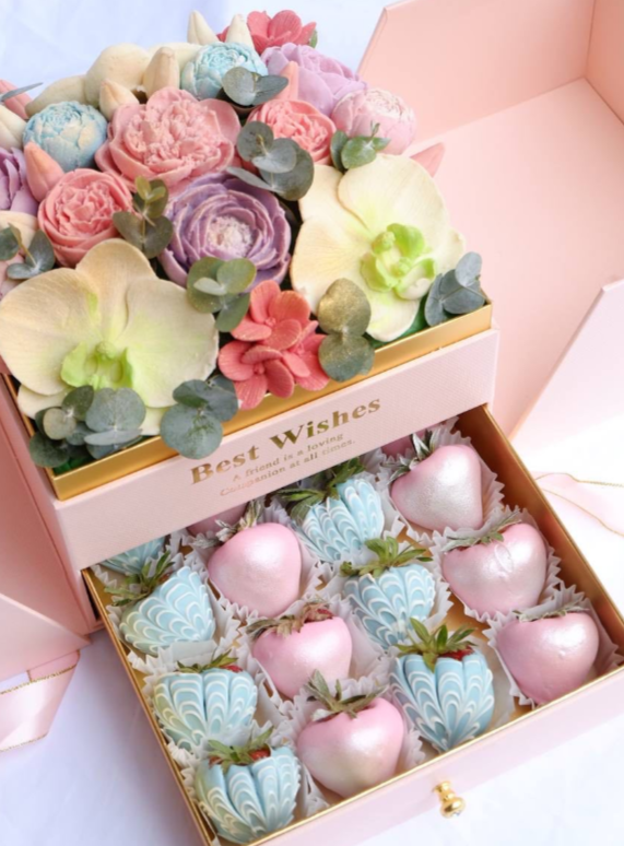 Для crm Коробка шкатулка "Сюрприз" с микс цветами из шоколада и клубникой