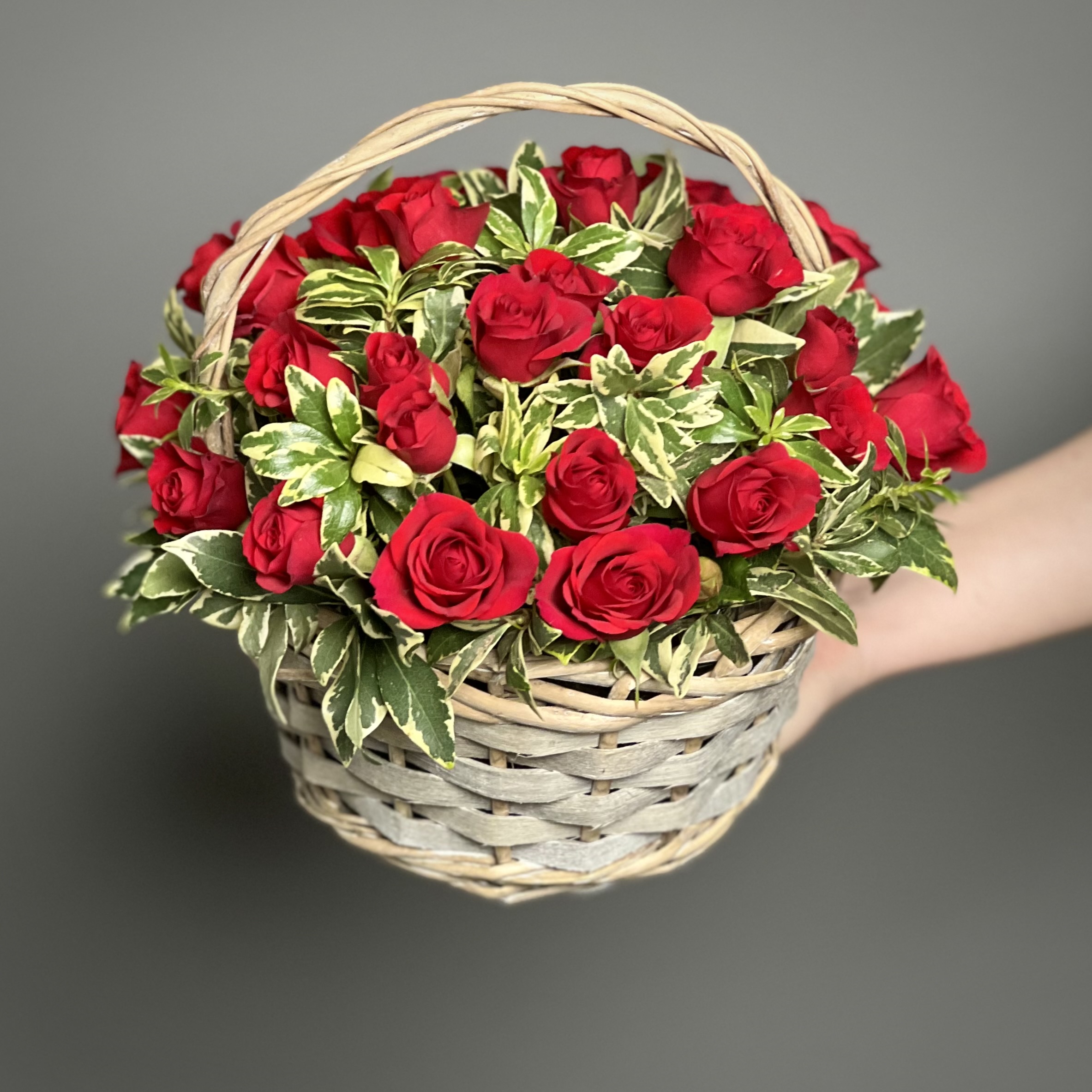 Цветы в корзине Красные кустовые розы в корзине XS