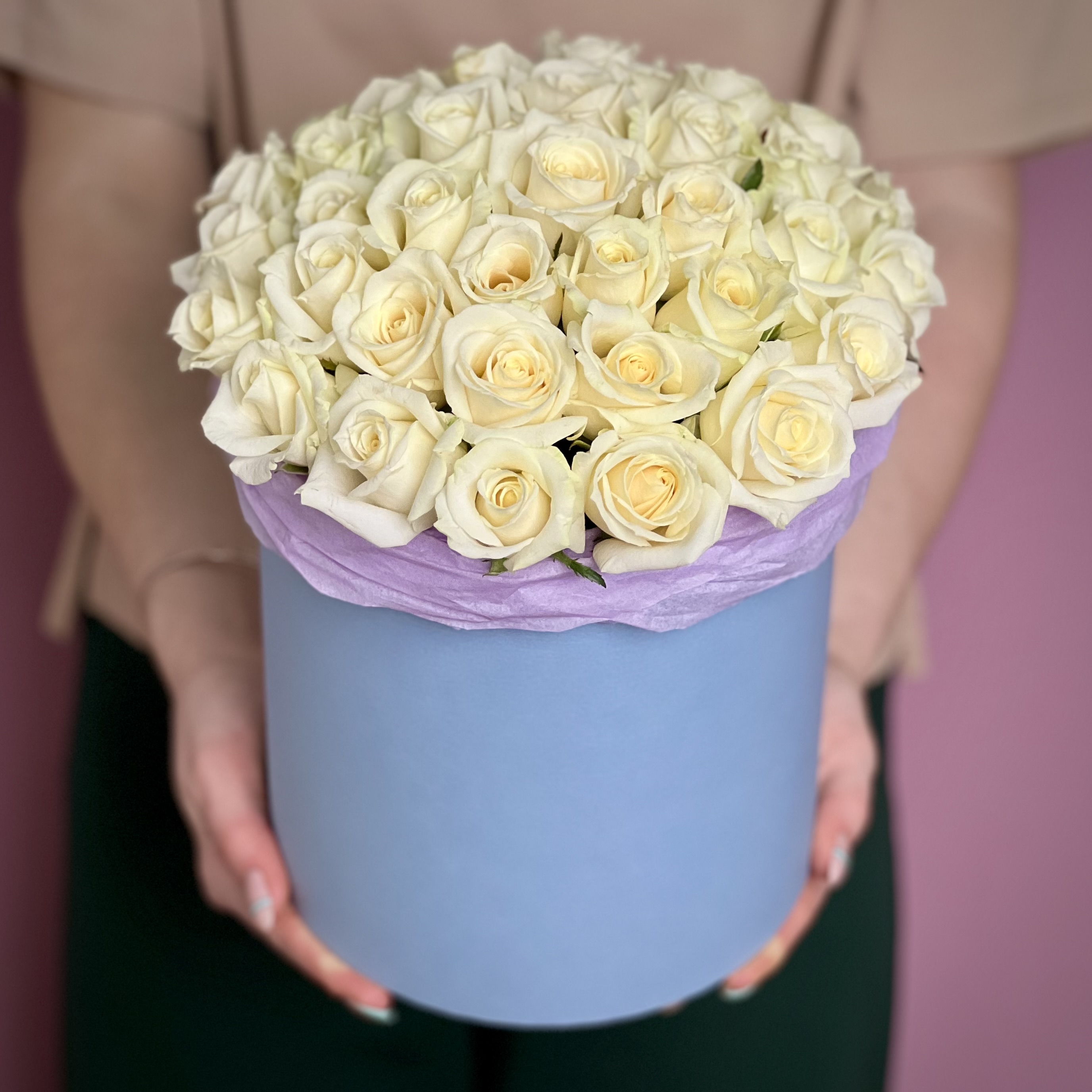 Белые розы в коробке L цена и фото