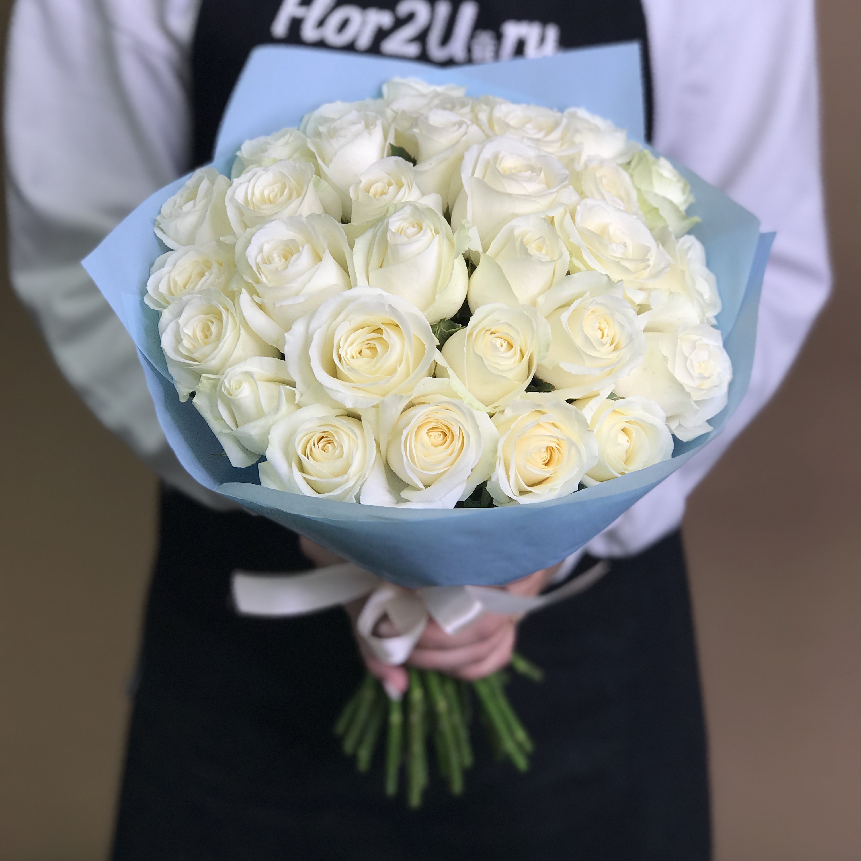 Букет из 31 белой розы (40 см) букет из 31 кустовой белой розы