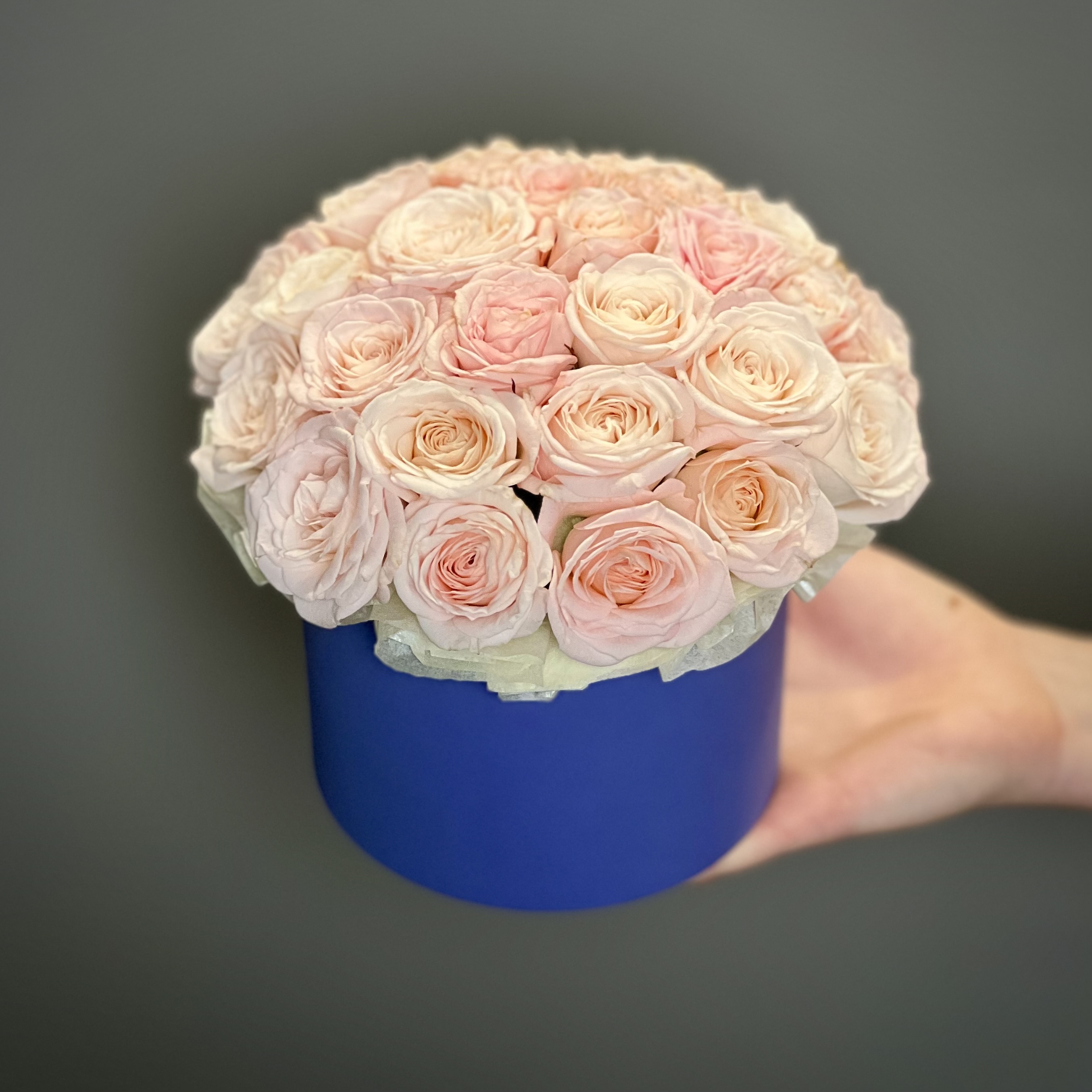 Цветы в коробке Розовые кустовые пионовидные розы в коробке XS