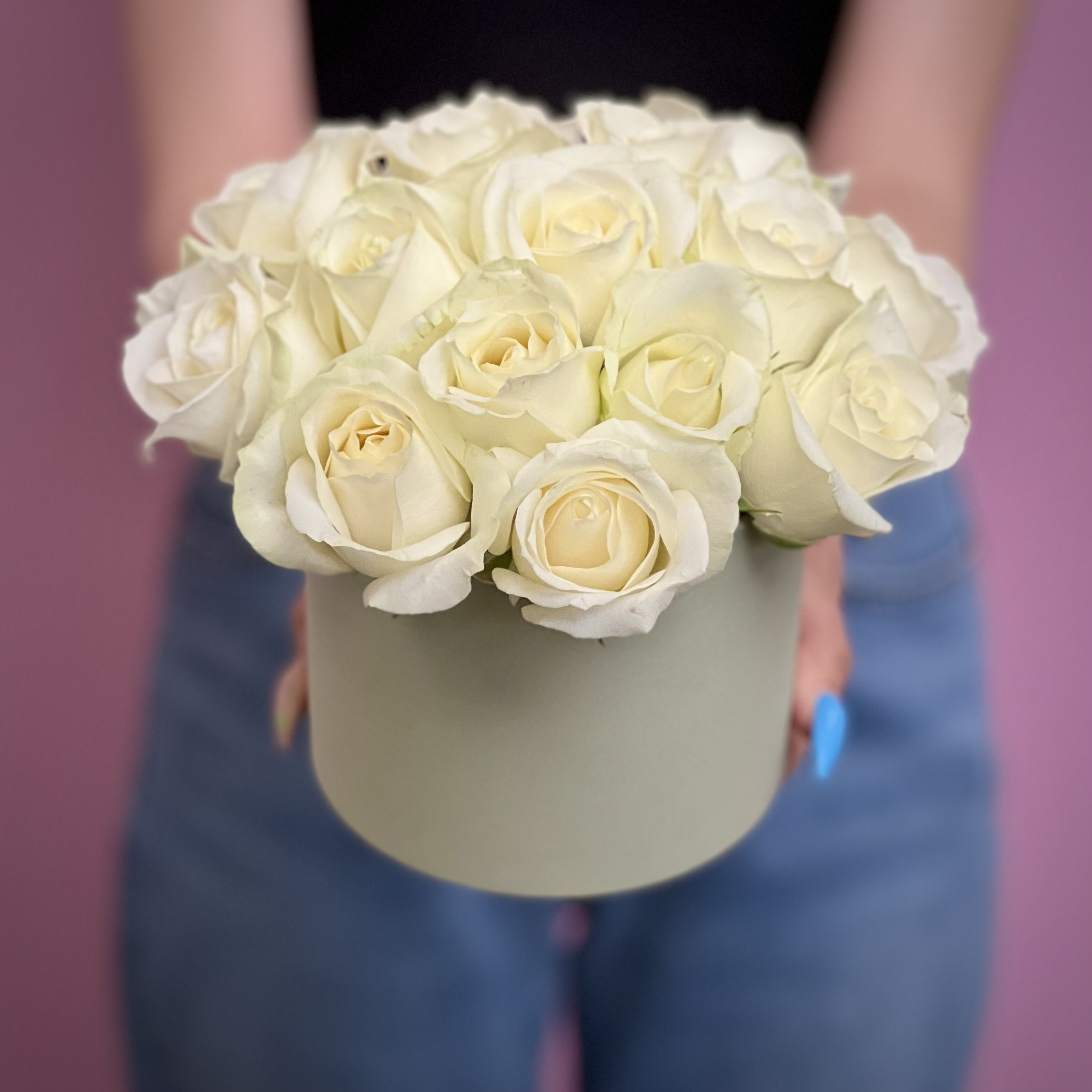 Белые розы в шляпной коробке XS белая кустовая хризантема в шляпной коробке xs