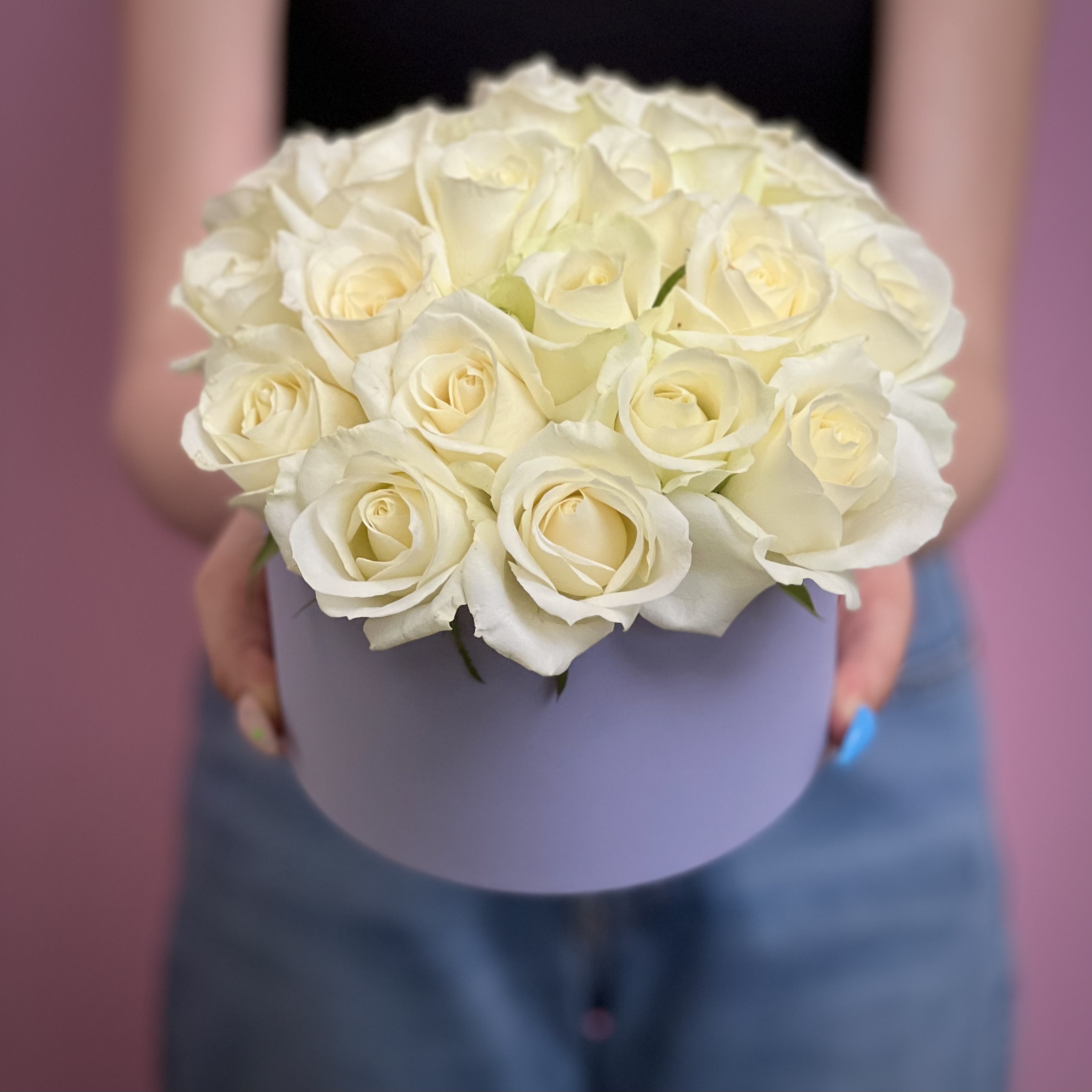 Белые розы в шляпной коробке S