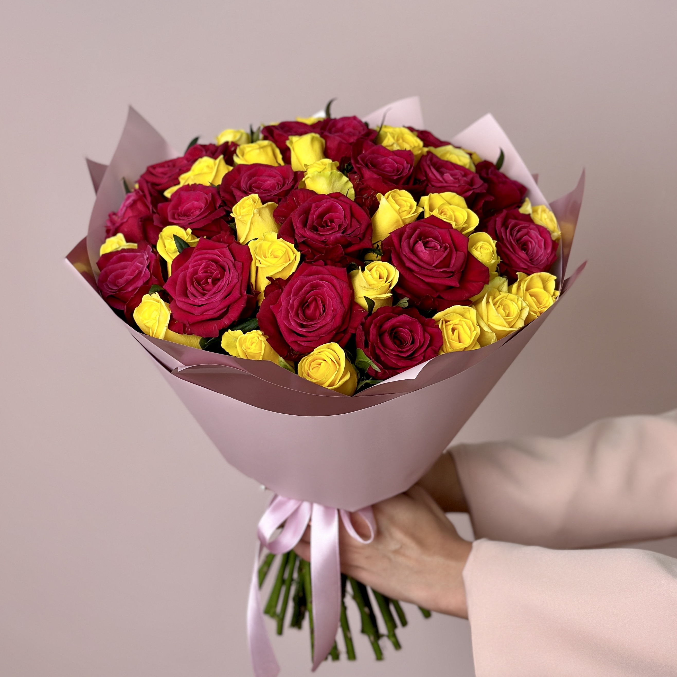 Букет из 51 розы Ягодный микс цена и фото