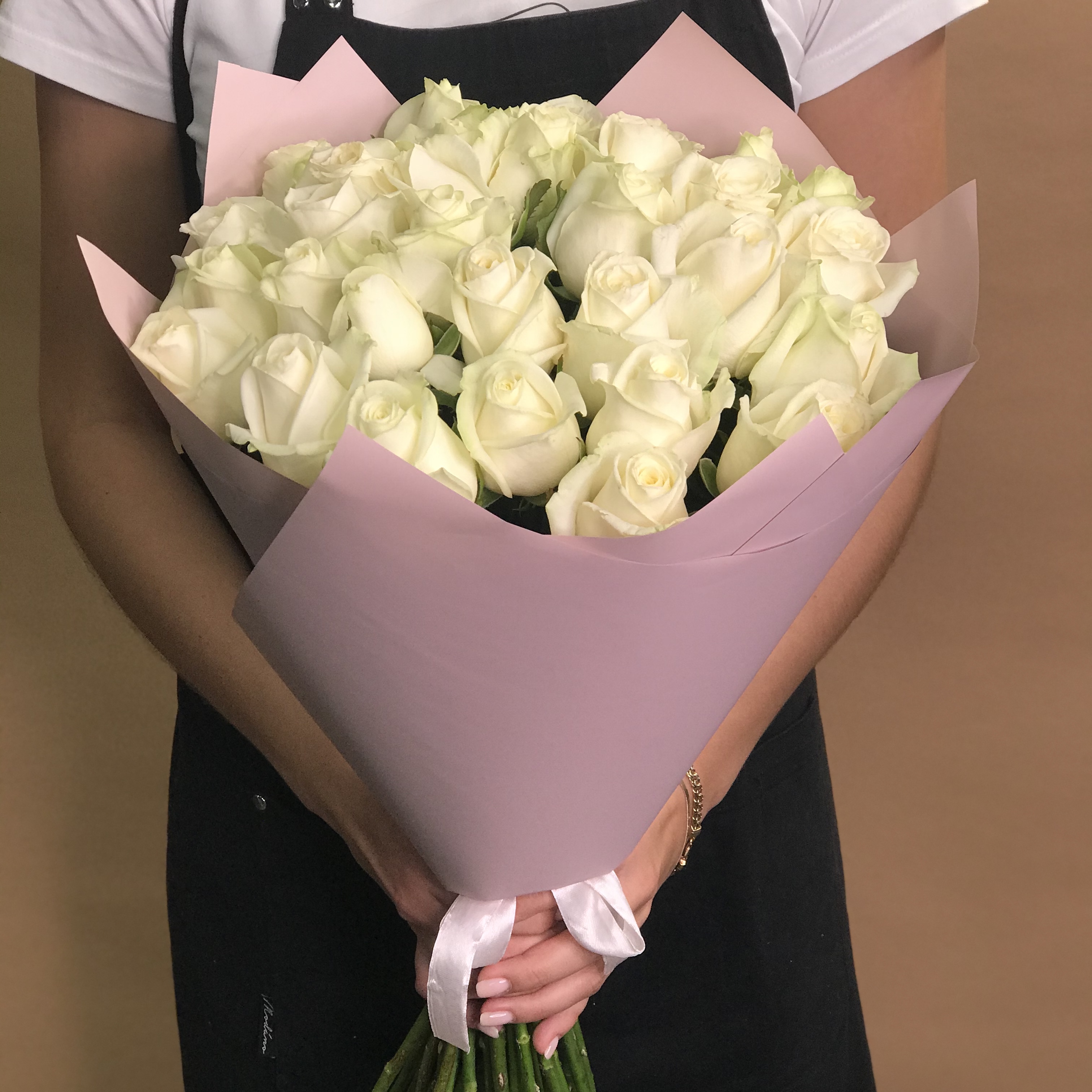 Букет из 31 белой розы (60 см) букет из 31 кустовой белой розы