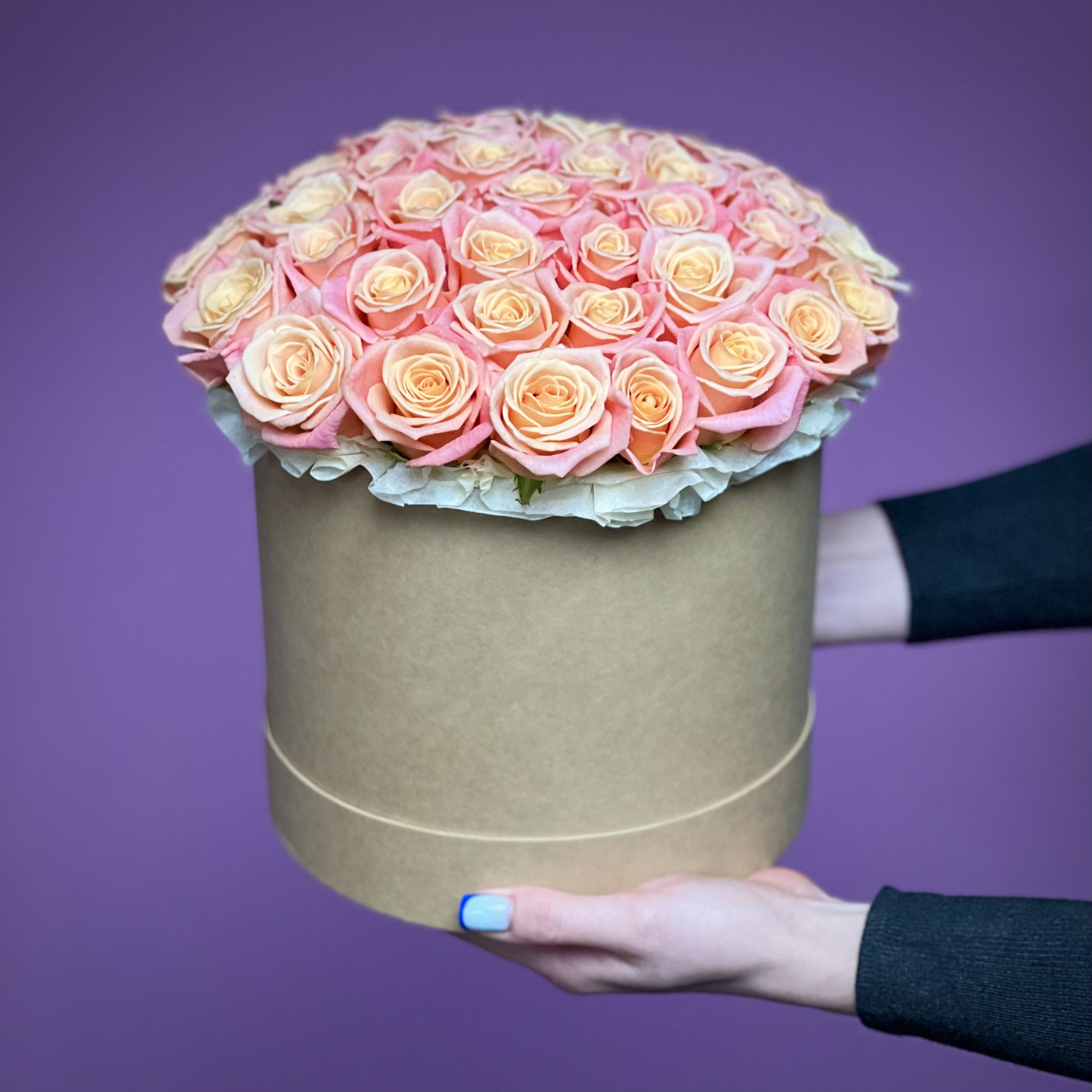 Букеты из роз Коралловые розы в коробке L