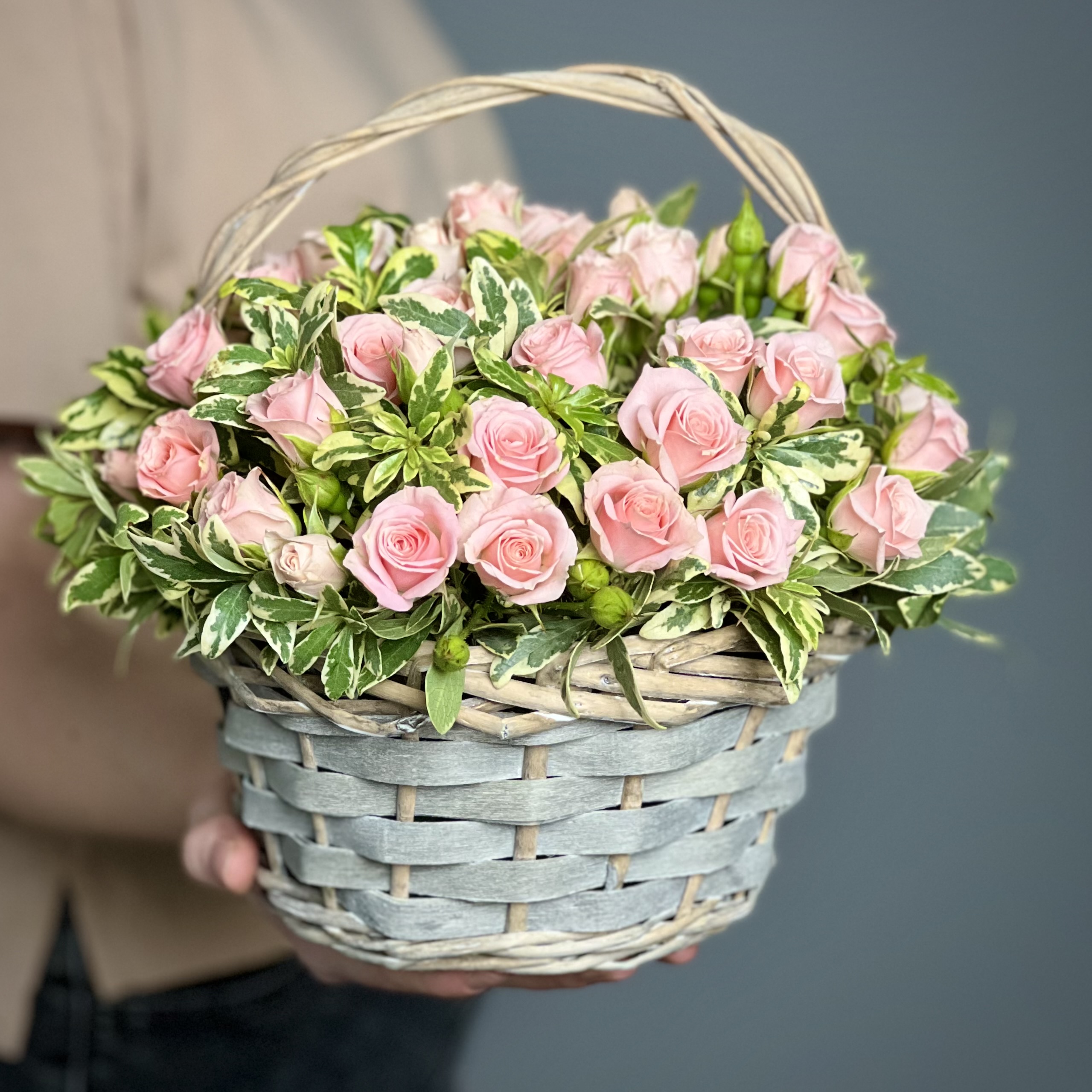 Розовые кустовые розы в корзине XS фартук приталенный розовые розы размер