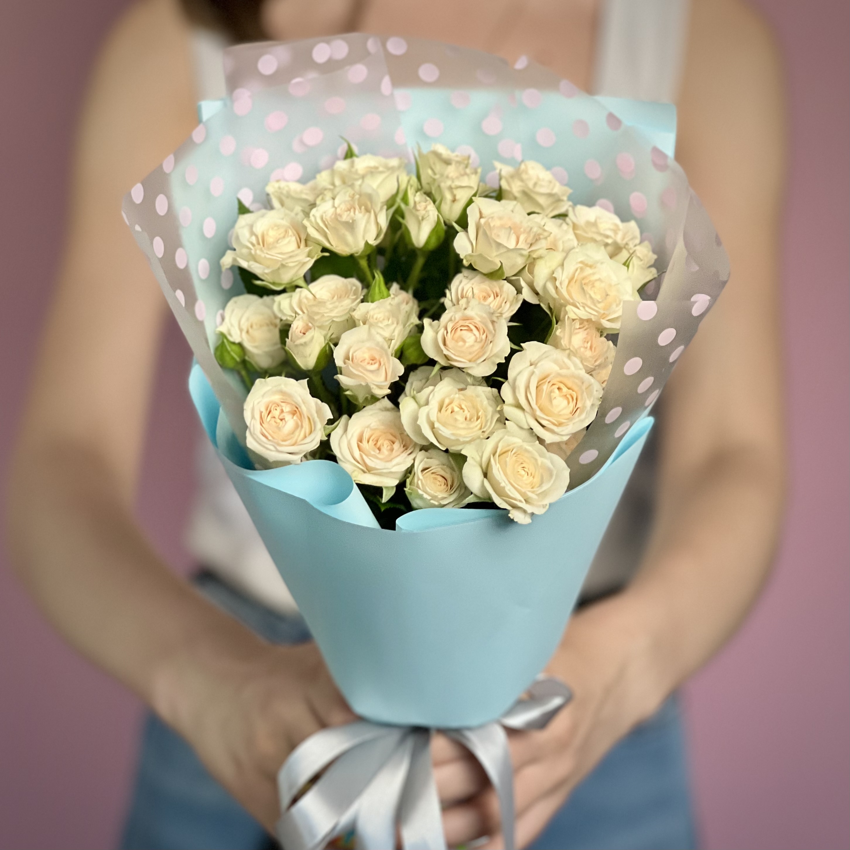Букет из 7 кустовых кремовых роз 15 розовых роз эквадор и 7 кремовых кустовых роз