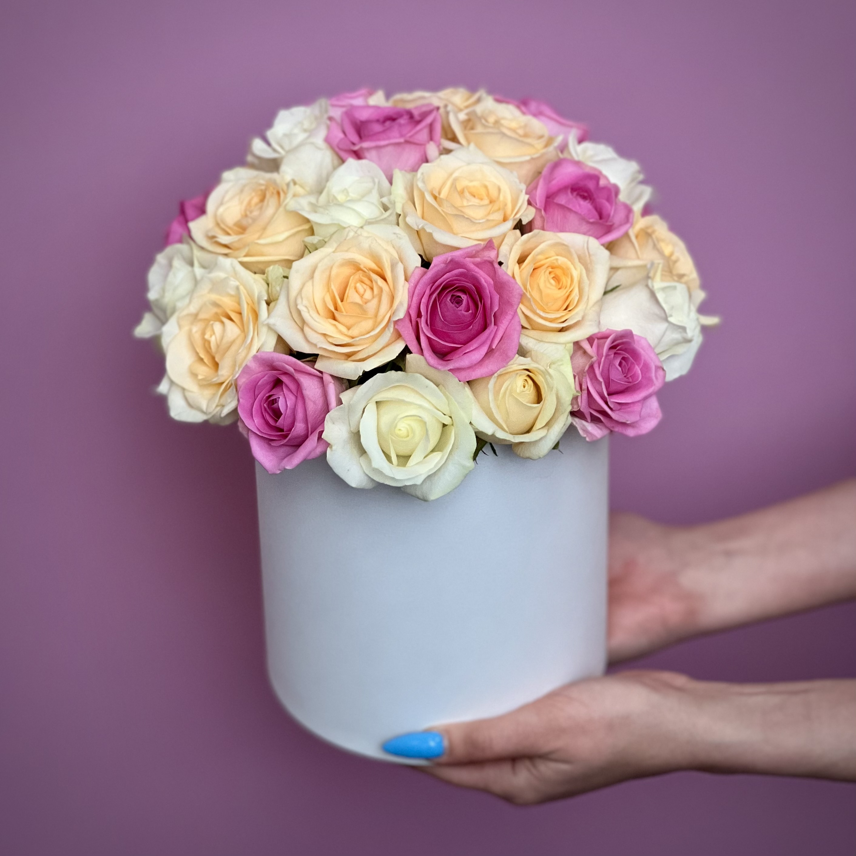 Цветы в коробке Нежный микс из роз в шляпной коробке М